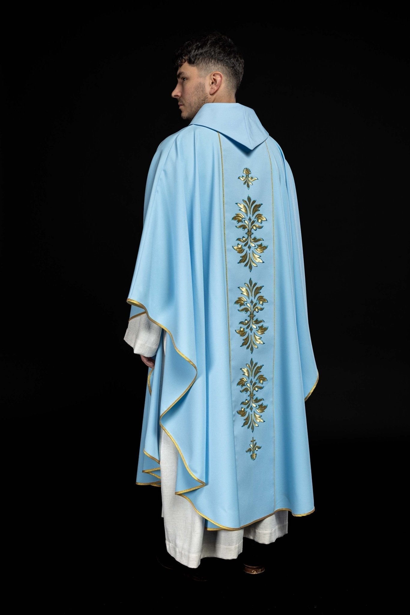 Casulla Mariana azul Con ornamentos bordados y Corona