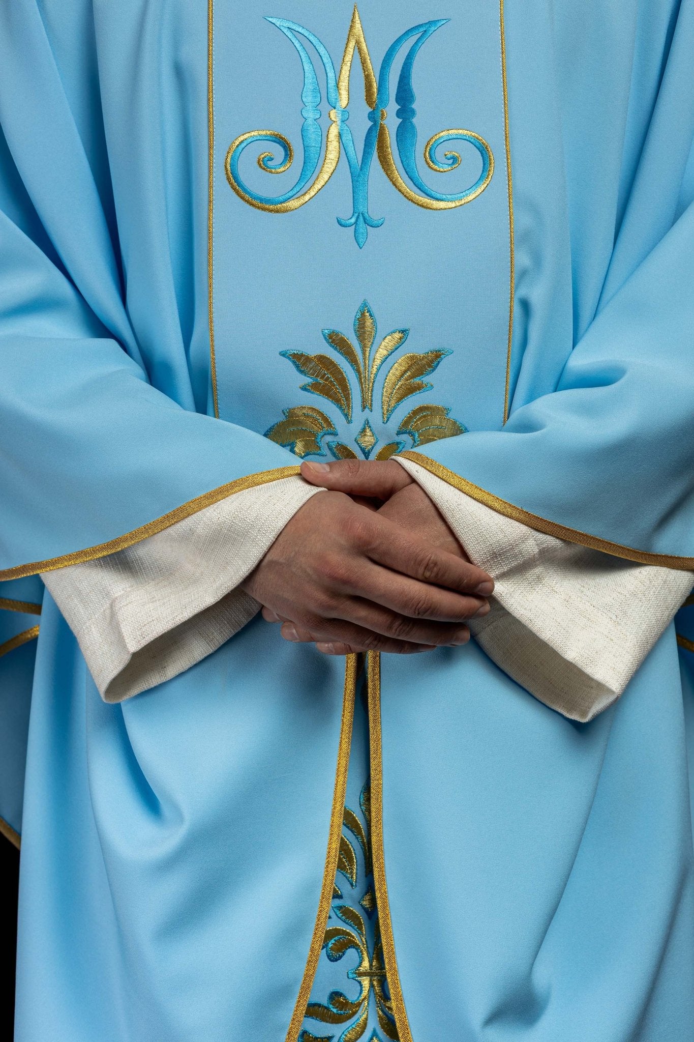 Casulla Mariana azul Con ornamentos bordados y Corona