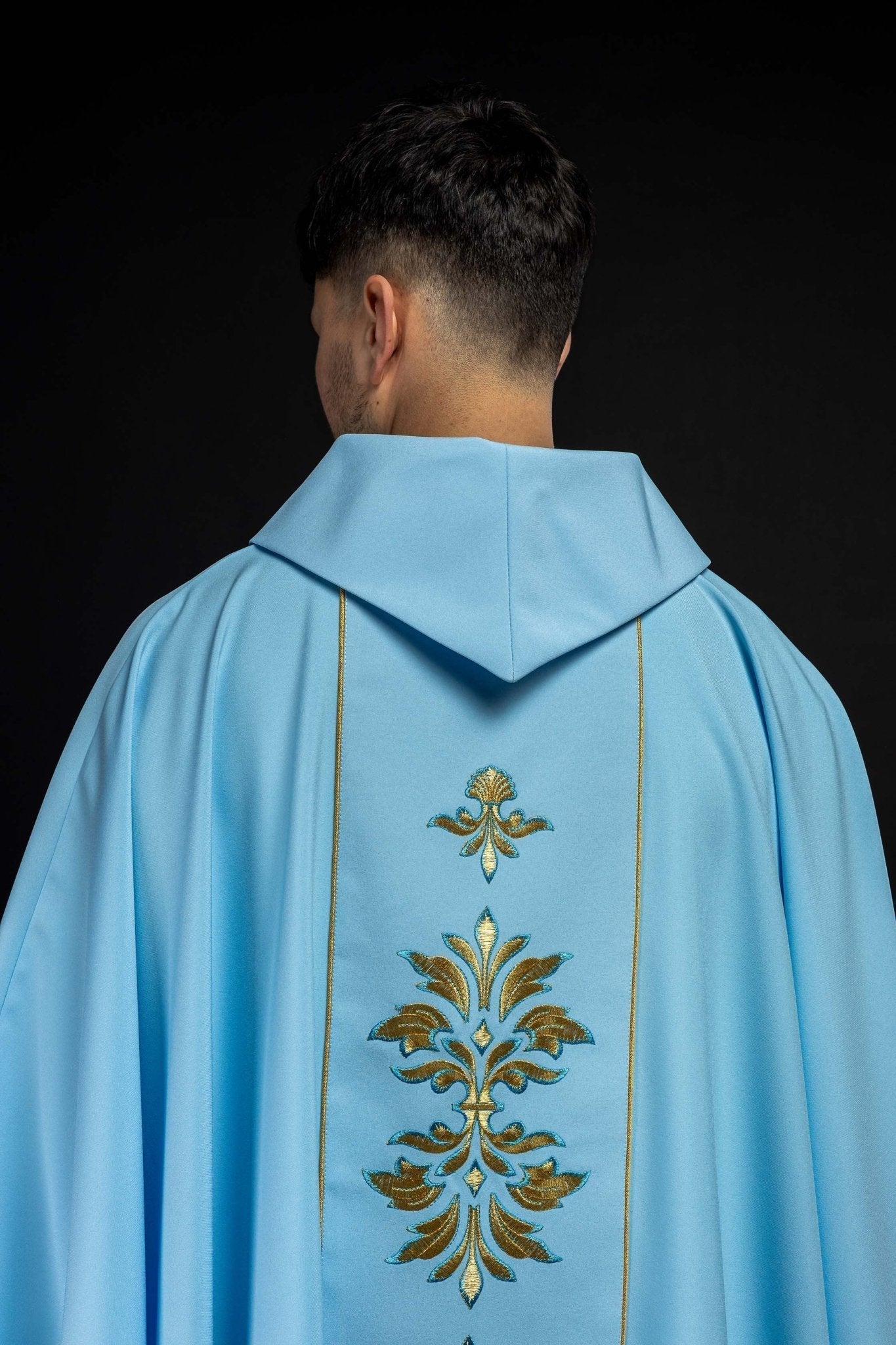 Casulla Mariana azul Con ornamentos bordados y Corona