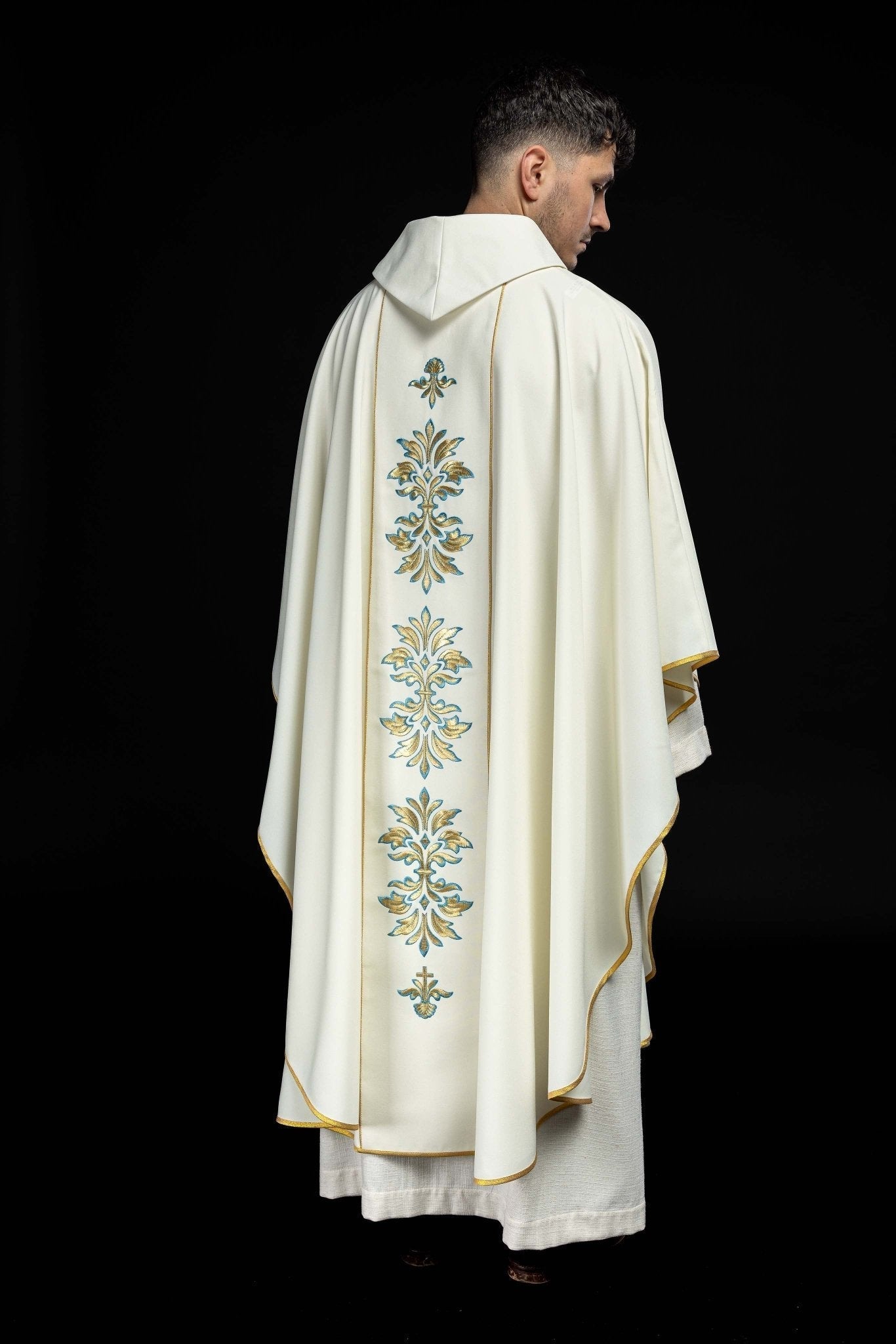 Casulla Mariana marfil Con ornamentos bordados y Corona