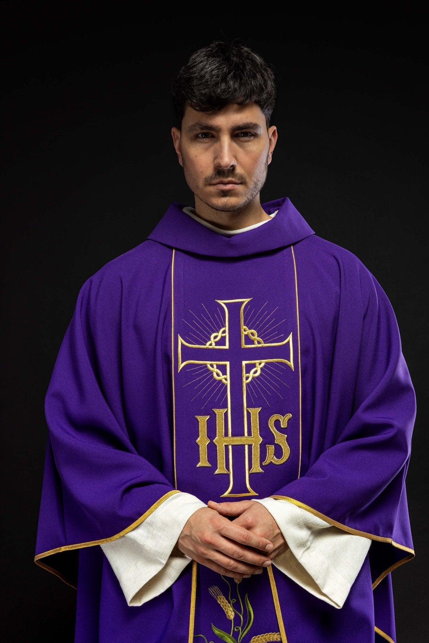 Casulla morada con bordado Cruz, IHS y hojas de vid