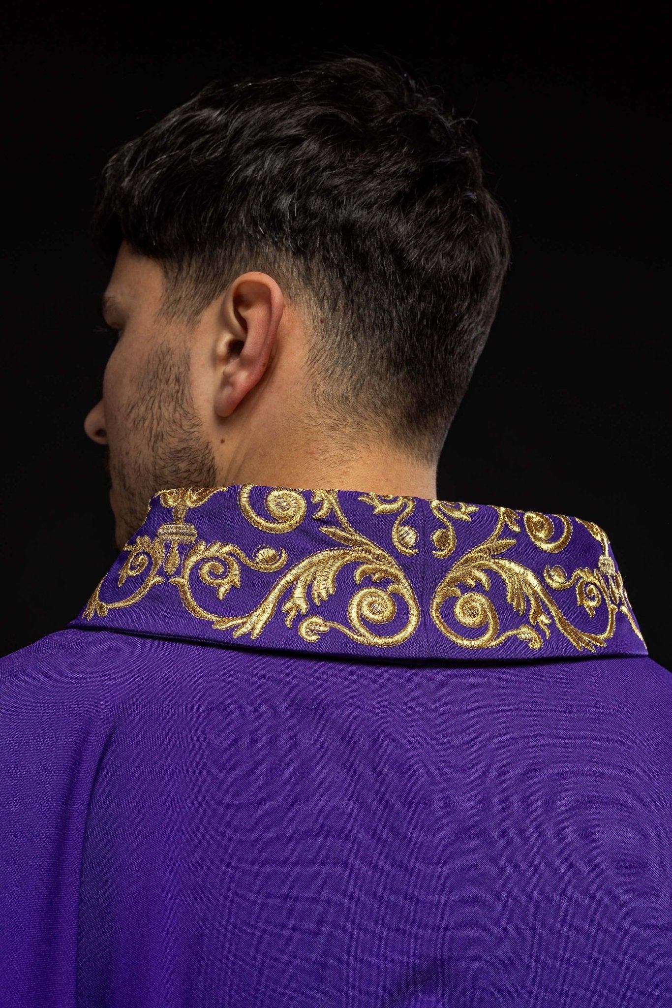 Casulla morada con bordado Floral e IHS