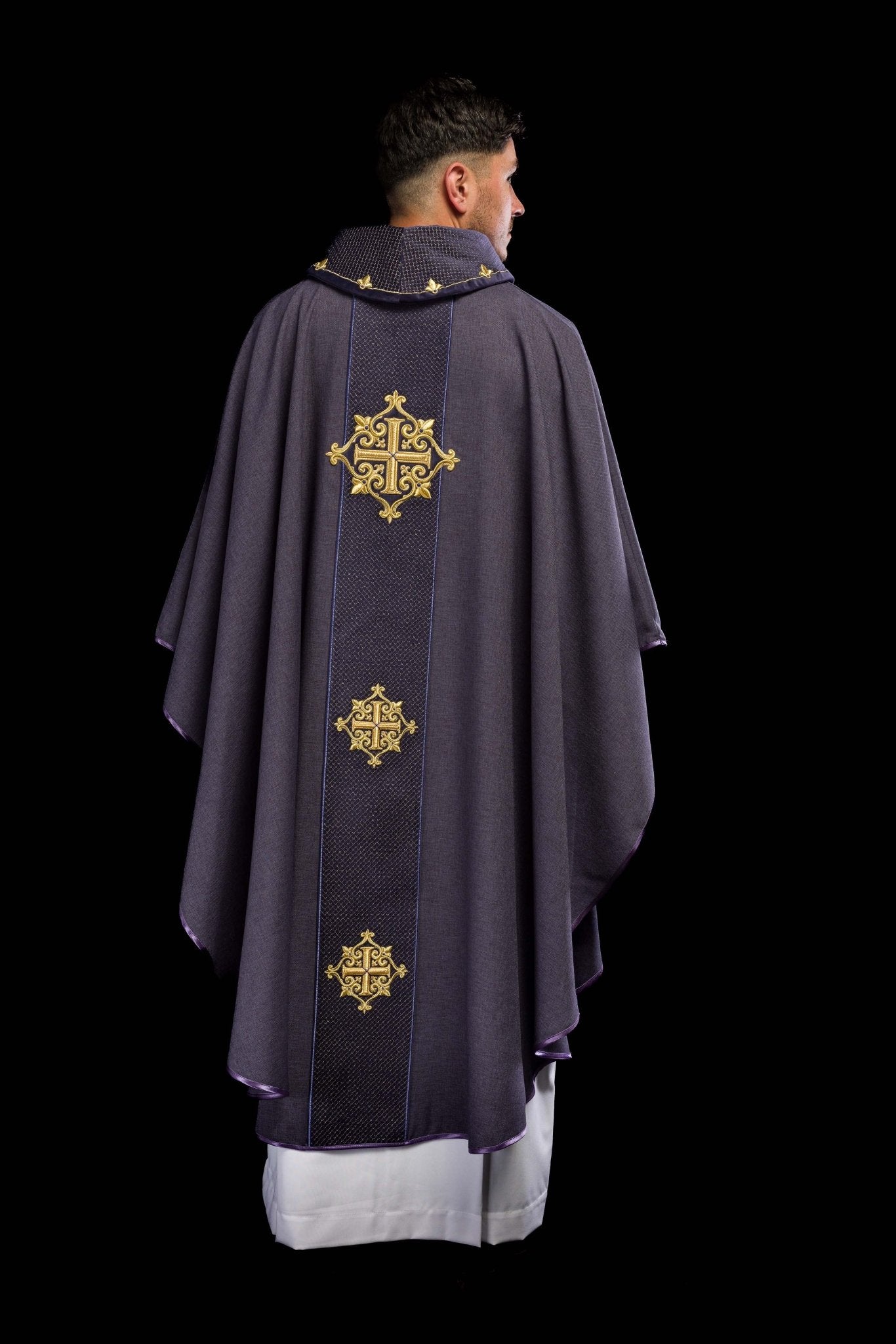 Casulla morada con galón terciopelo ricamente bordado Cruces