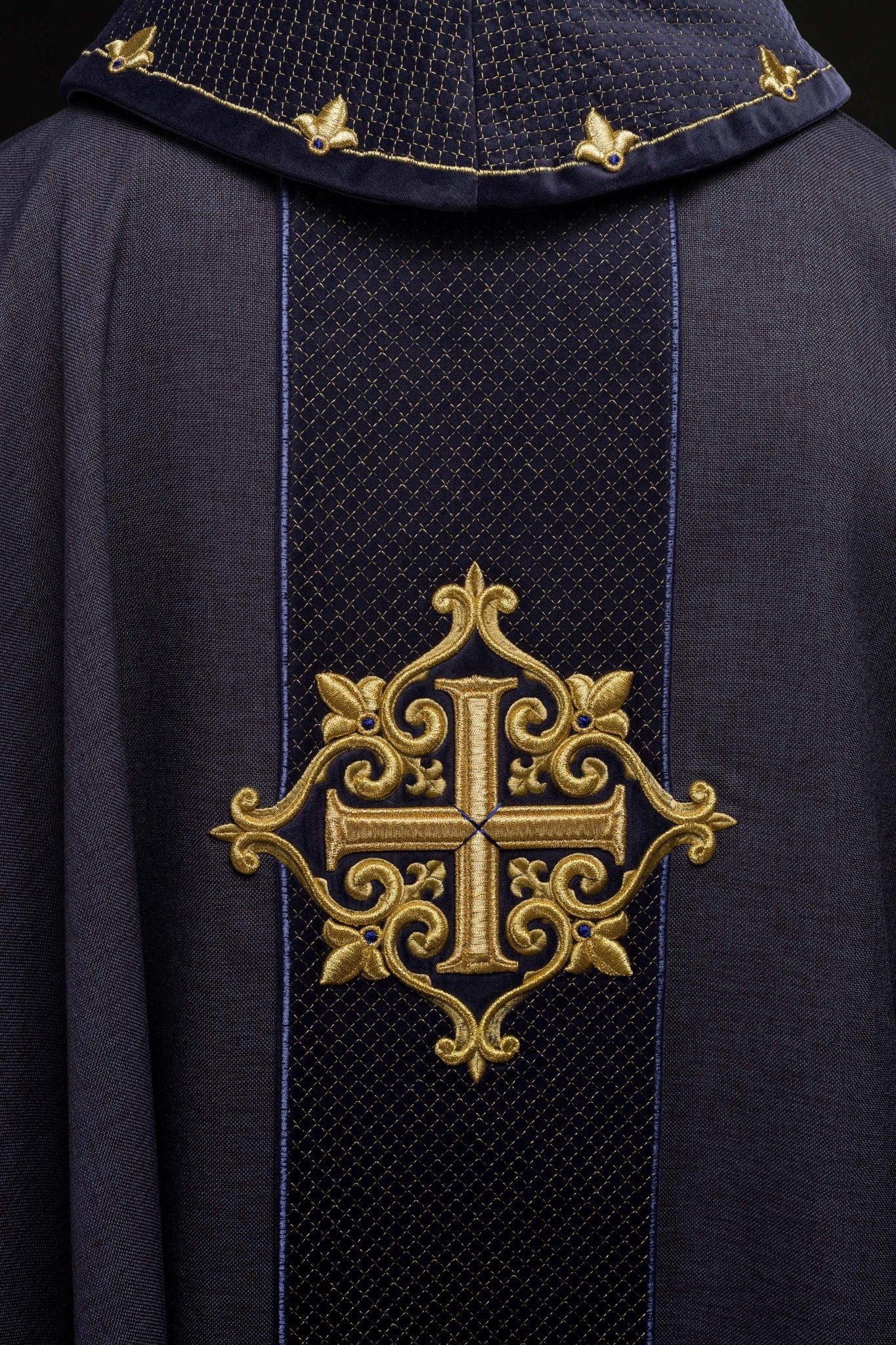 Casulla morada con galón terciopelo ricamente bordado Cruces