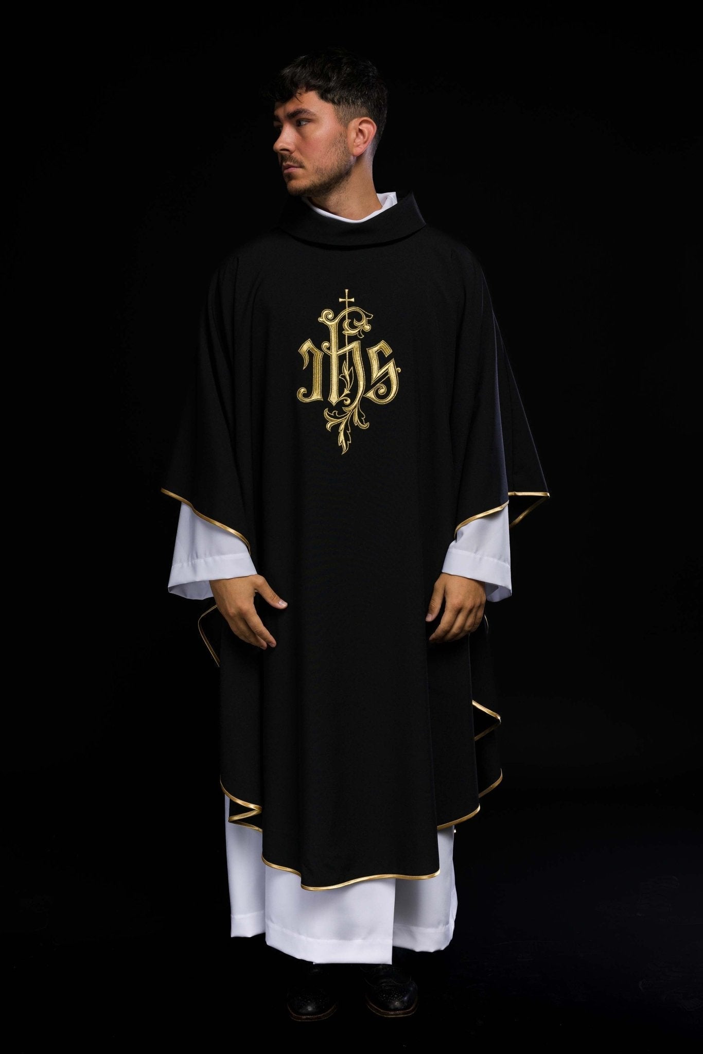 Casulla negra con bordado dorado IHS
