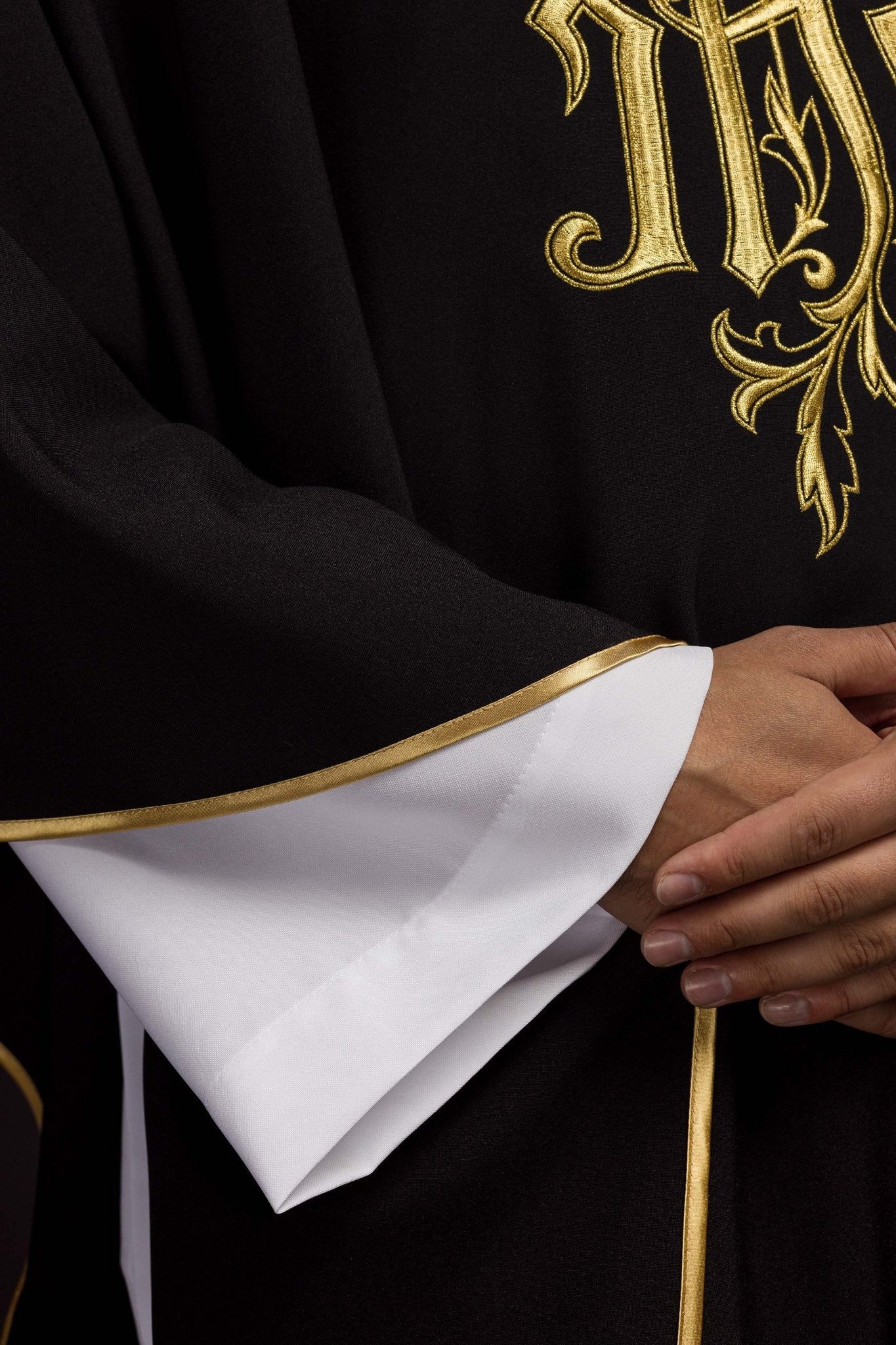 Casulla negra con bordado dorado IHS
