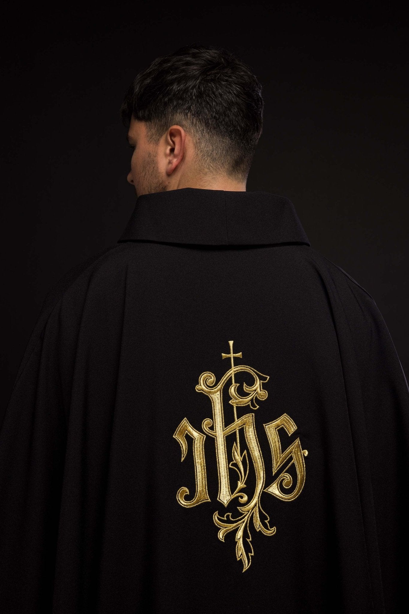 Casulla negra con bordado dorado IHS