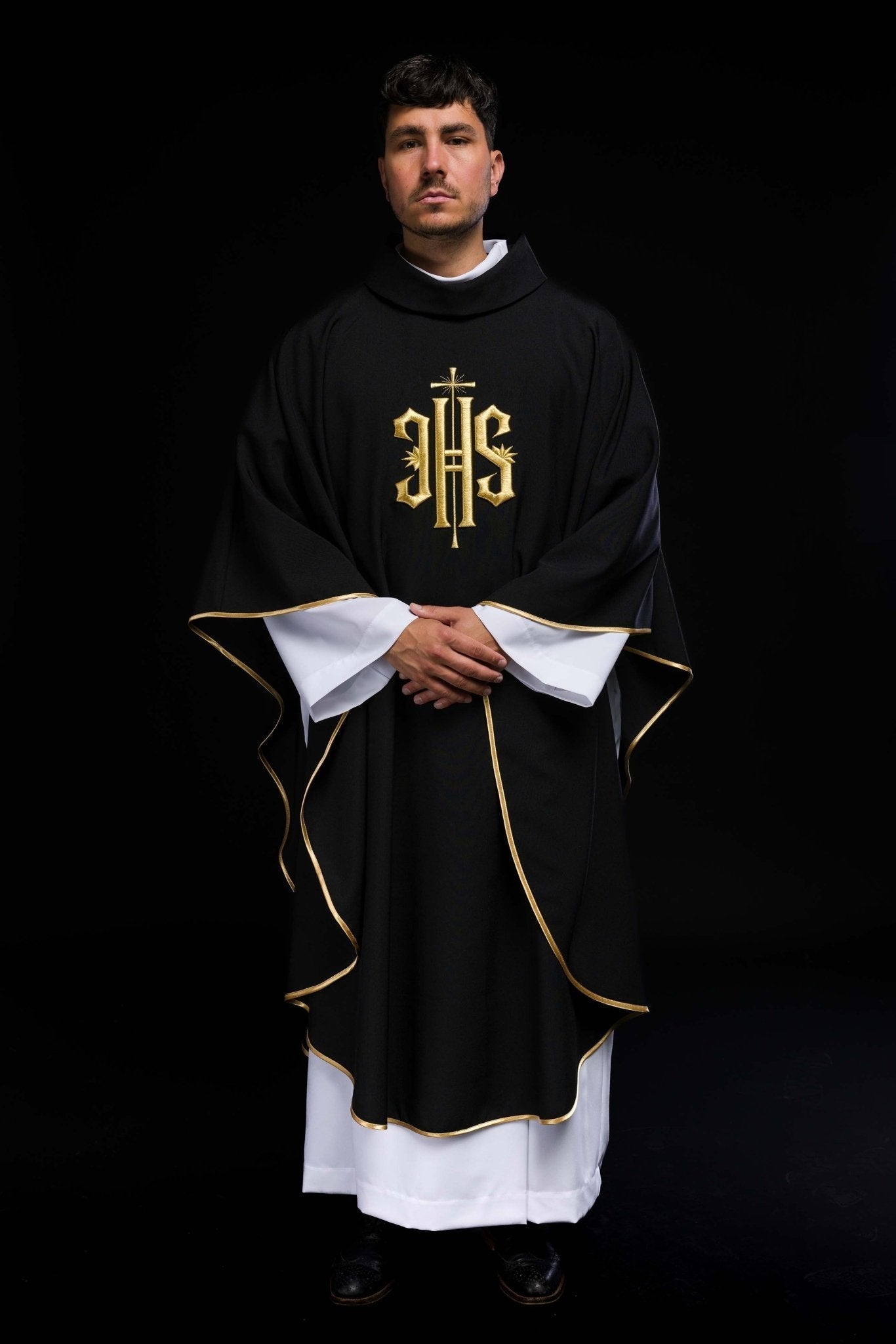 Casulla negra con bordado dorado IHS