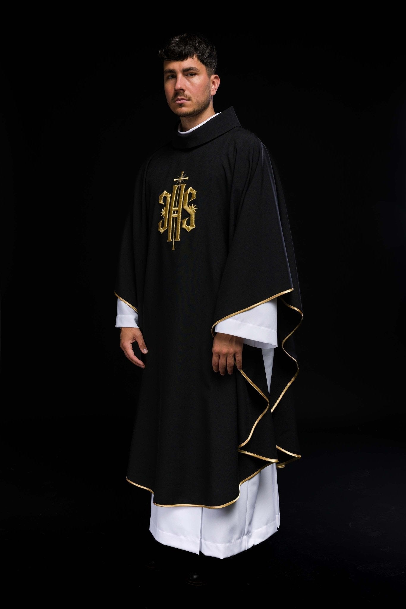 Casulla negra con bordado dorado IHS