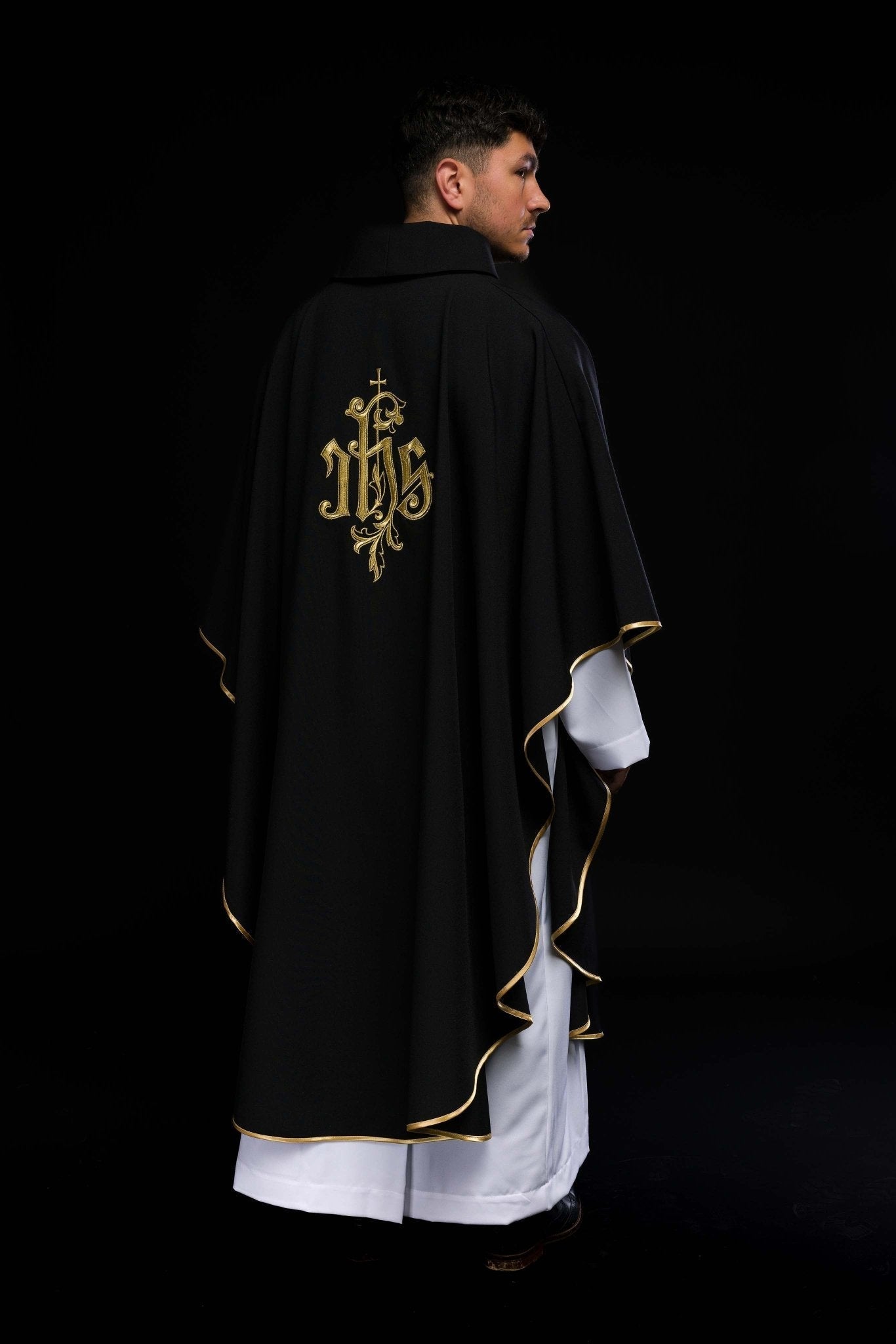 Casulla negra con bordado dorado IHS