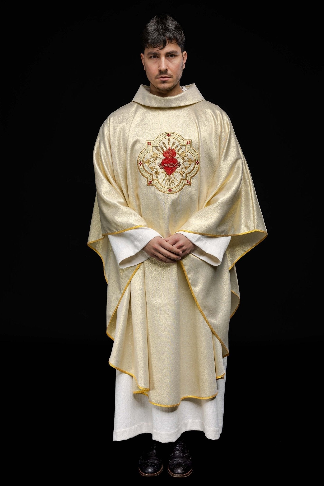 Casulla oro con bordado Corazón de Jesús y Cáliz