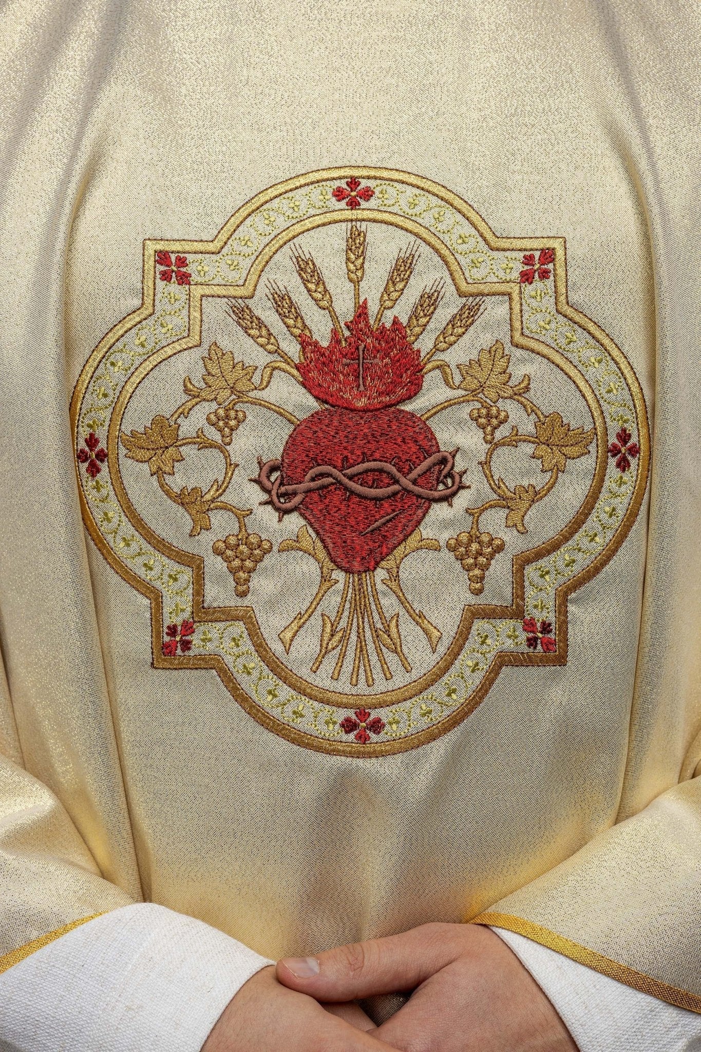Casulla oro con bordado Corazón de Jesús y Cáliz