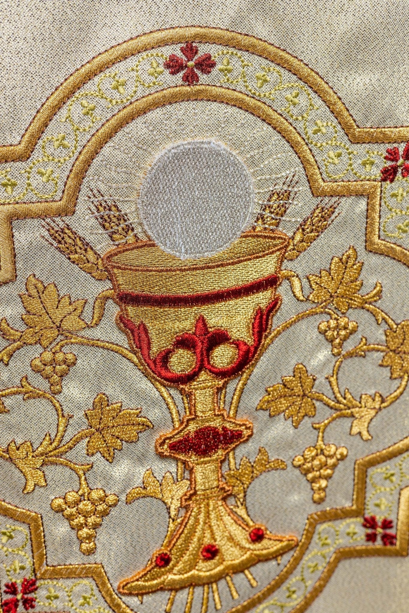 Casulla oro con bordado Corazón de Jesús y Cáliz