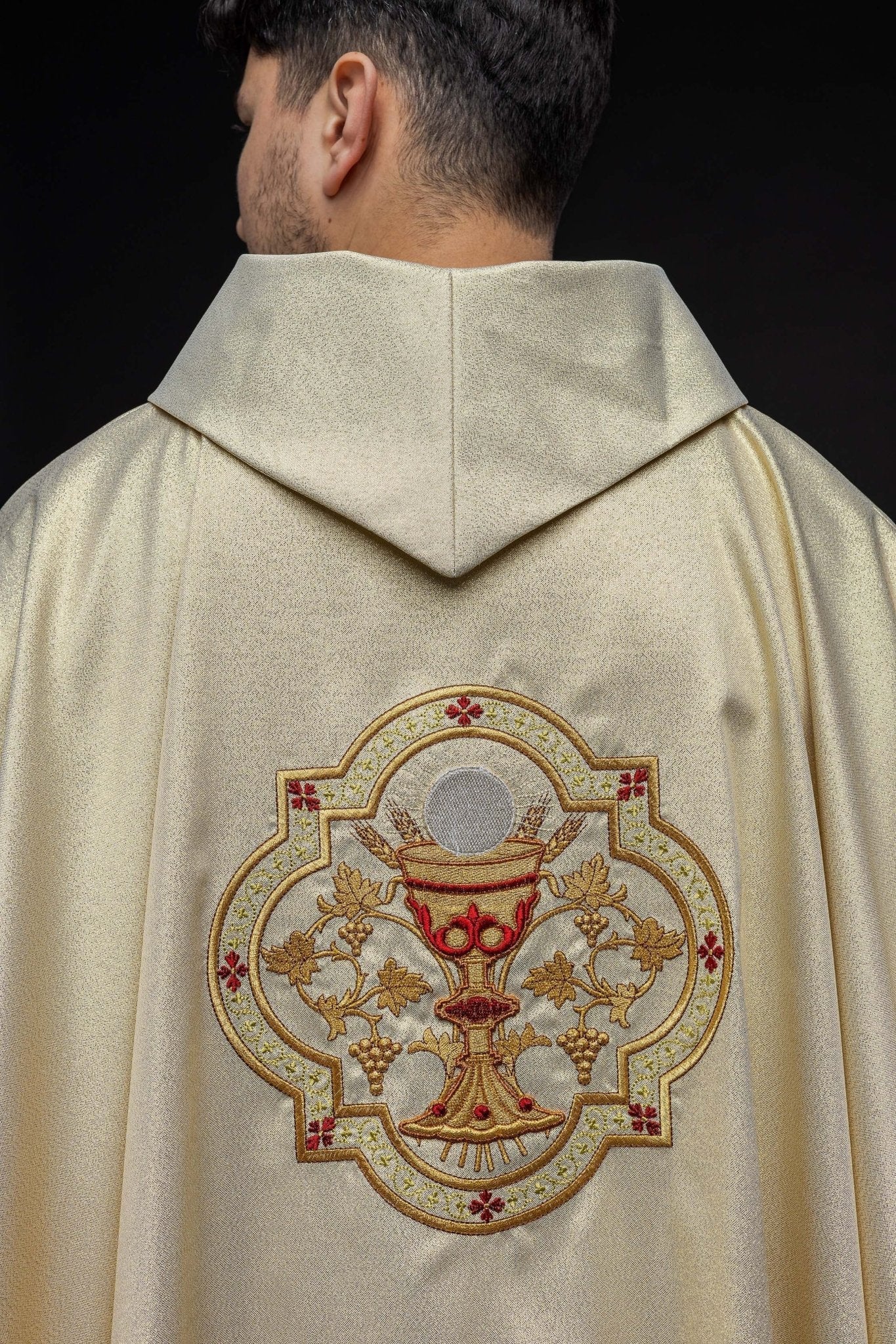 Casulla oro con bordado Corazón de Jesús y Cáliz
