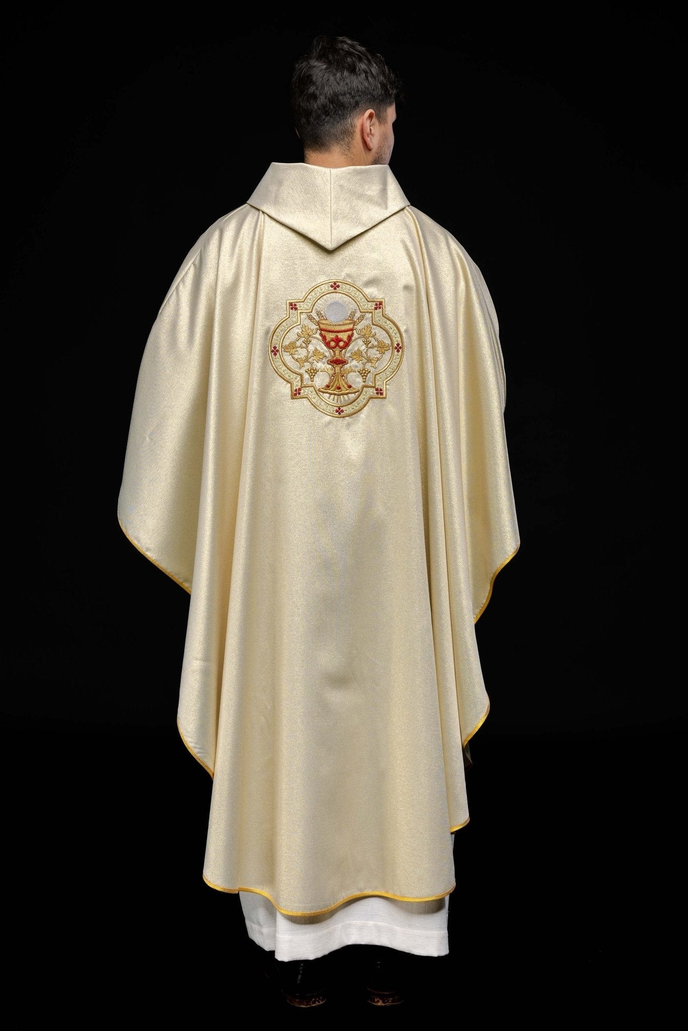 Casulla oro con bordado Corazón de Jesús y Cáliz