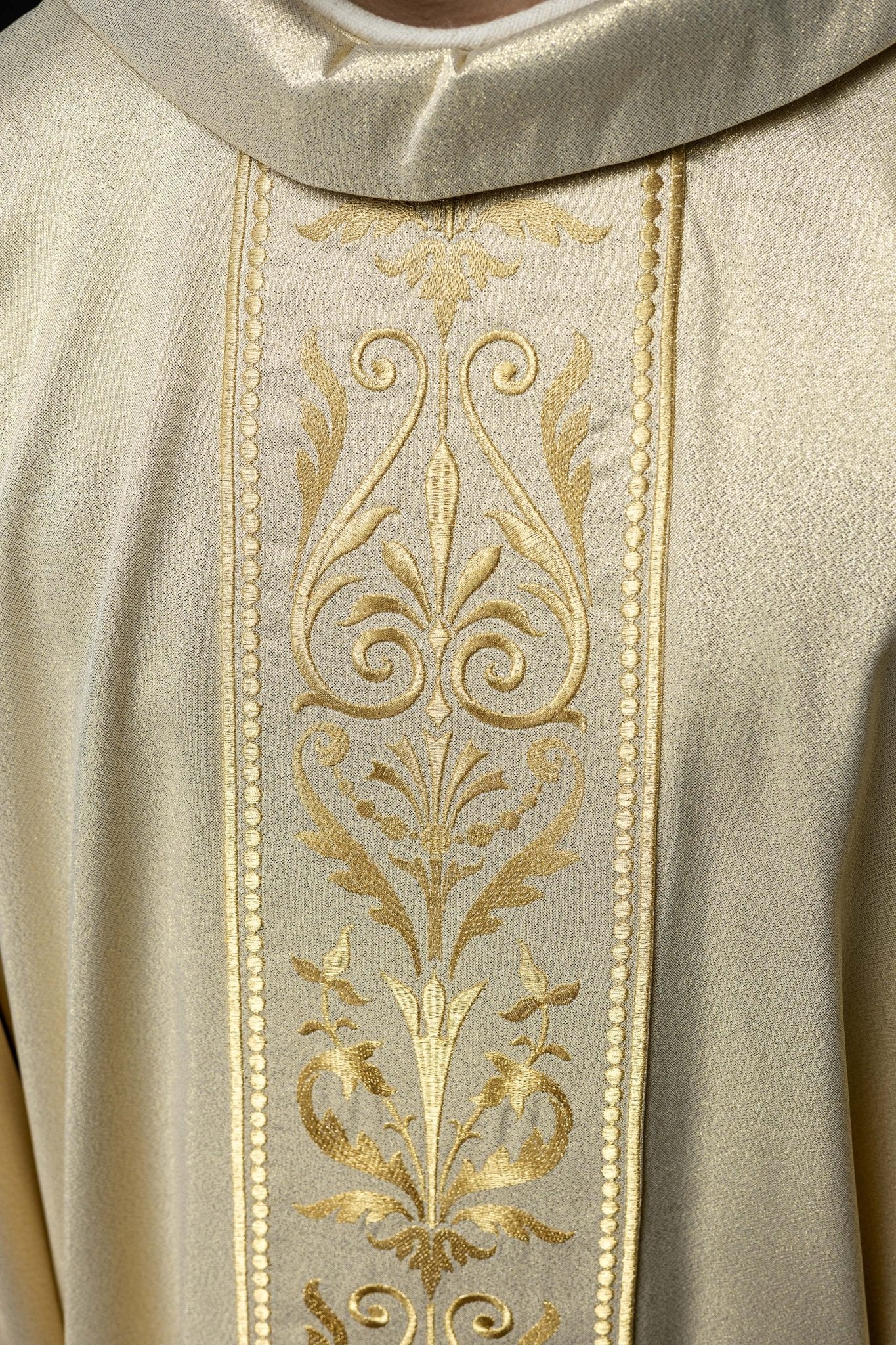 Casulla oro con motivo bordado dorado
