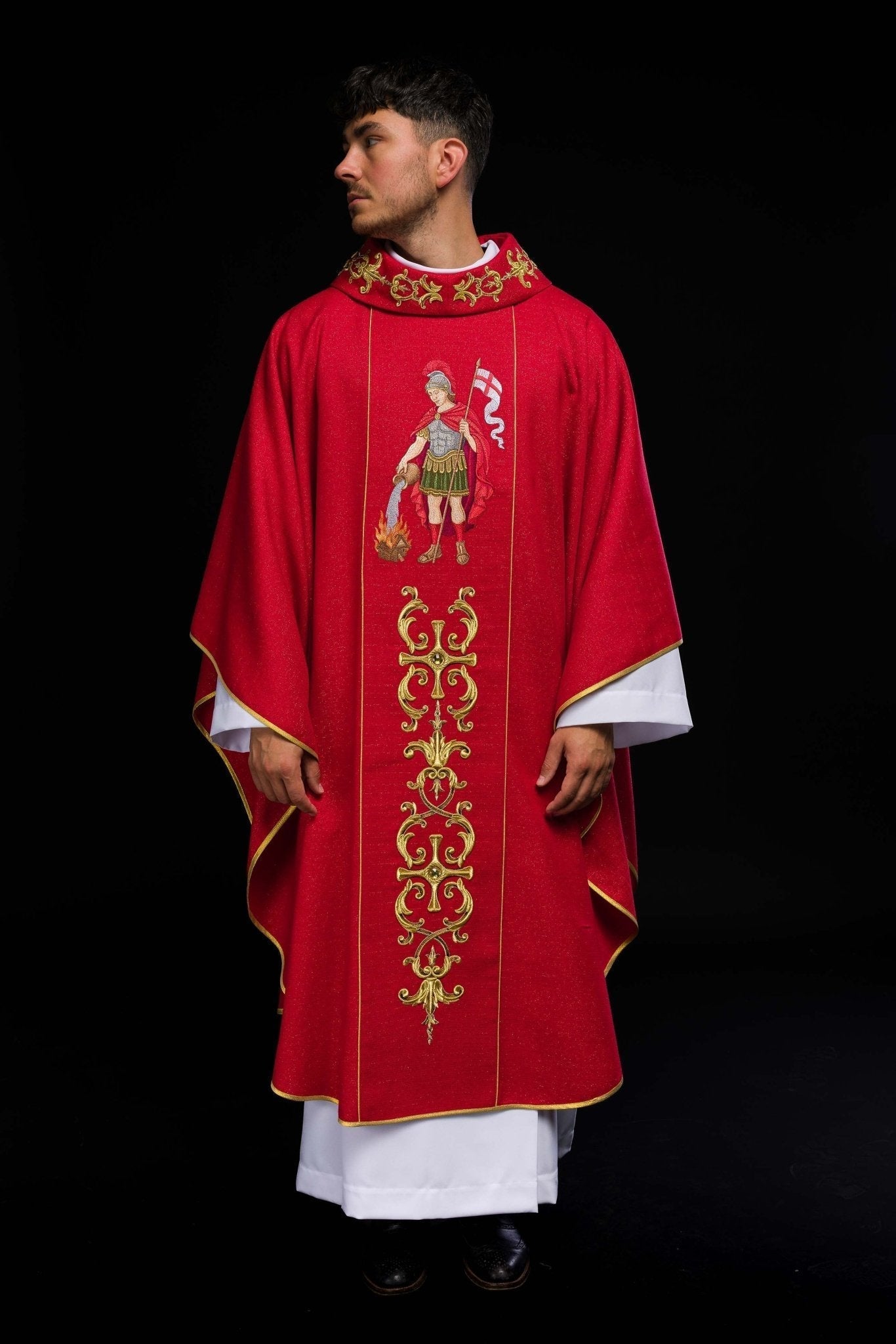 Casulla ricamente bordada con la imagen de San Floriano