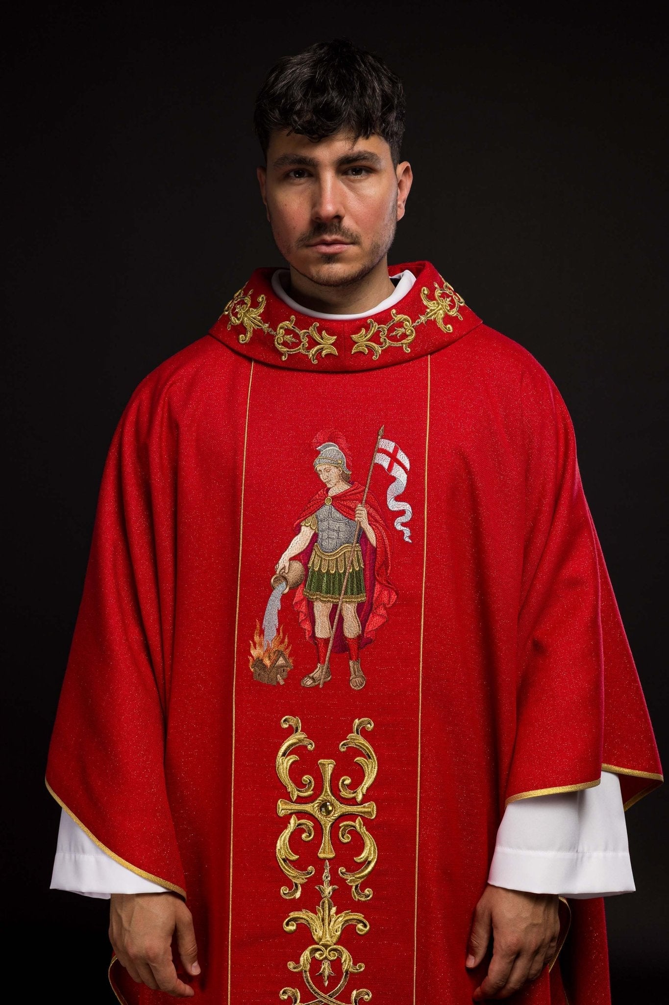 Casulla ricamente bordada con la imagen de San Floriano