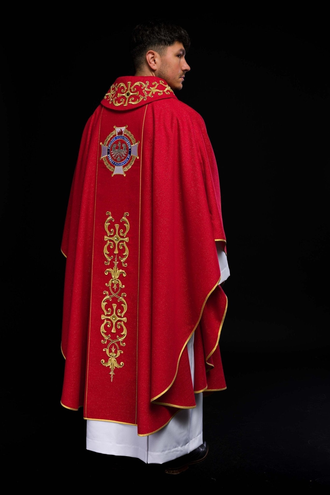 Casulla ricamente bordada con la imagen de San Floriano