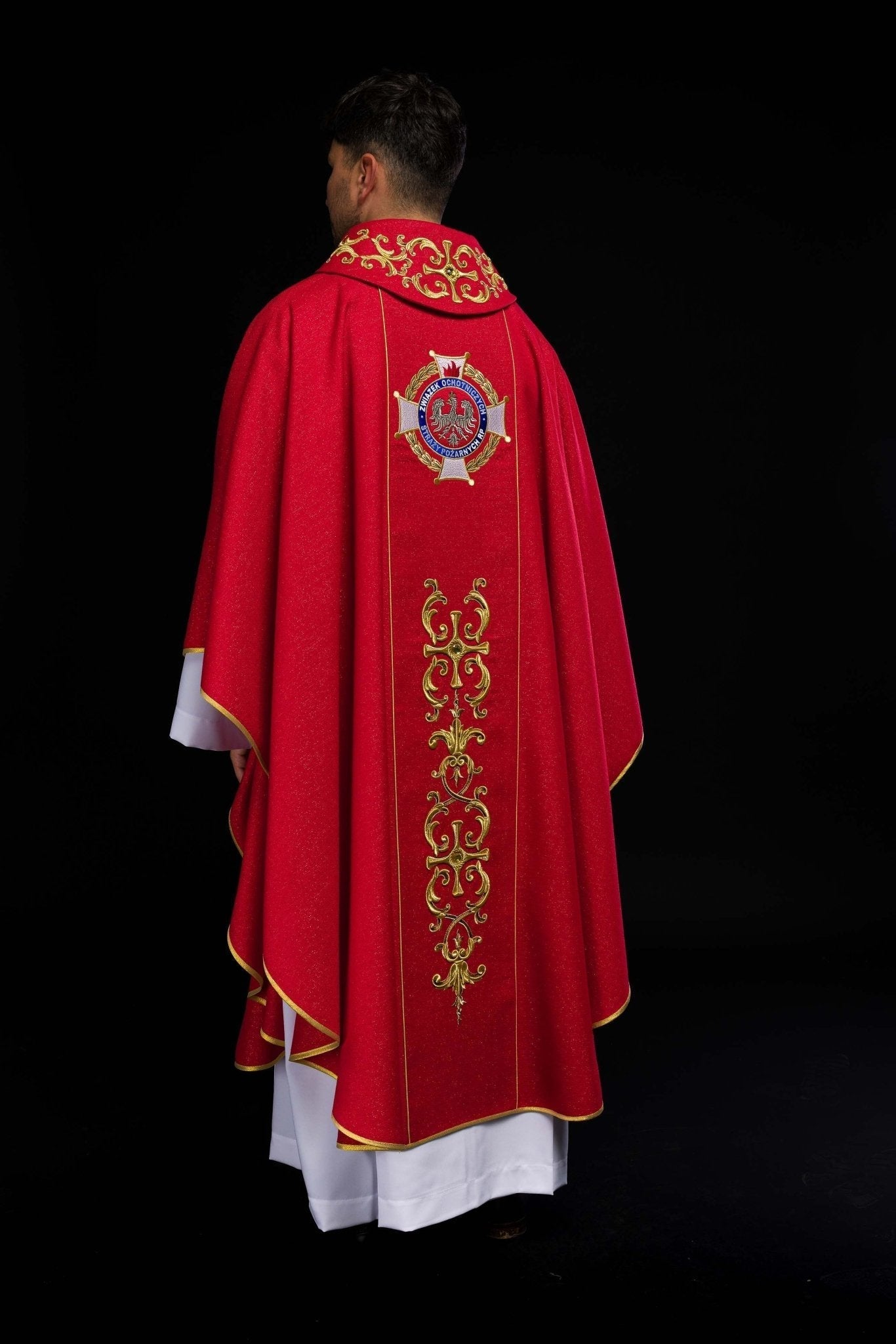 Casulla ricamente bordada con la imagen de San Floriano
