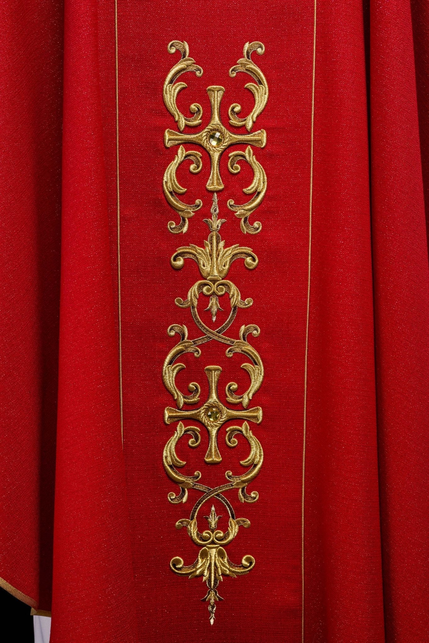 Casulla ricamente bordada con la imagen de San Floriano