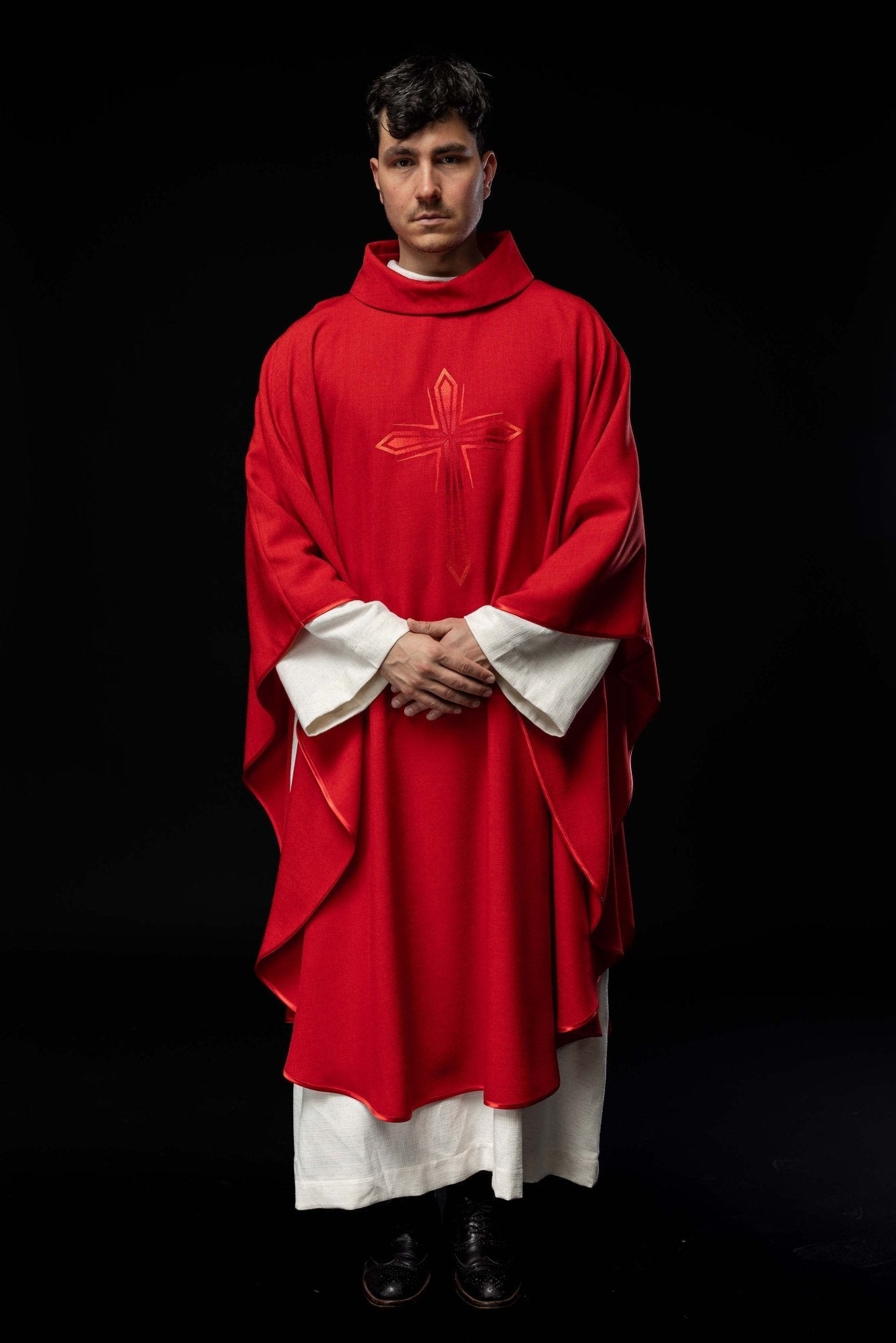 Casulla roja bordada