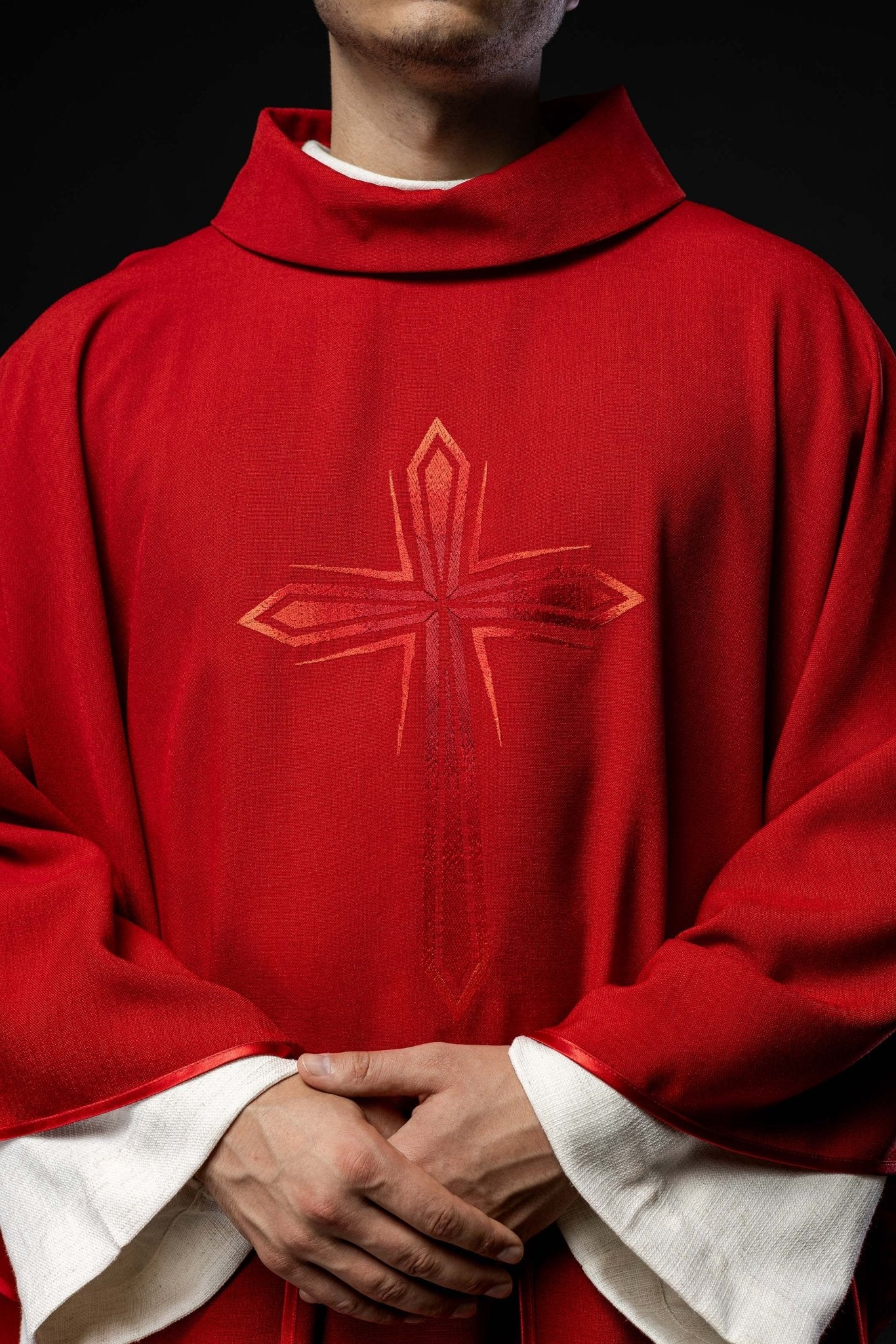 Casulla roja bordada