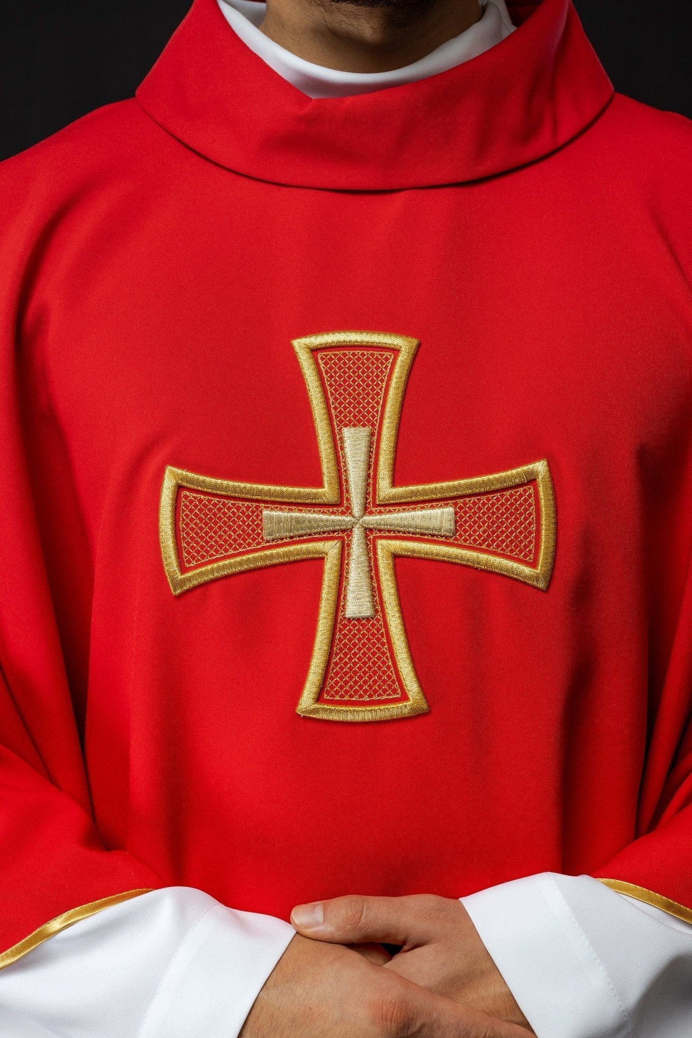 Casulla roja con bordado Cruz