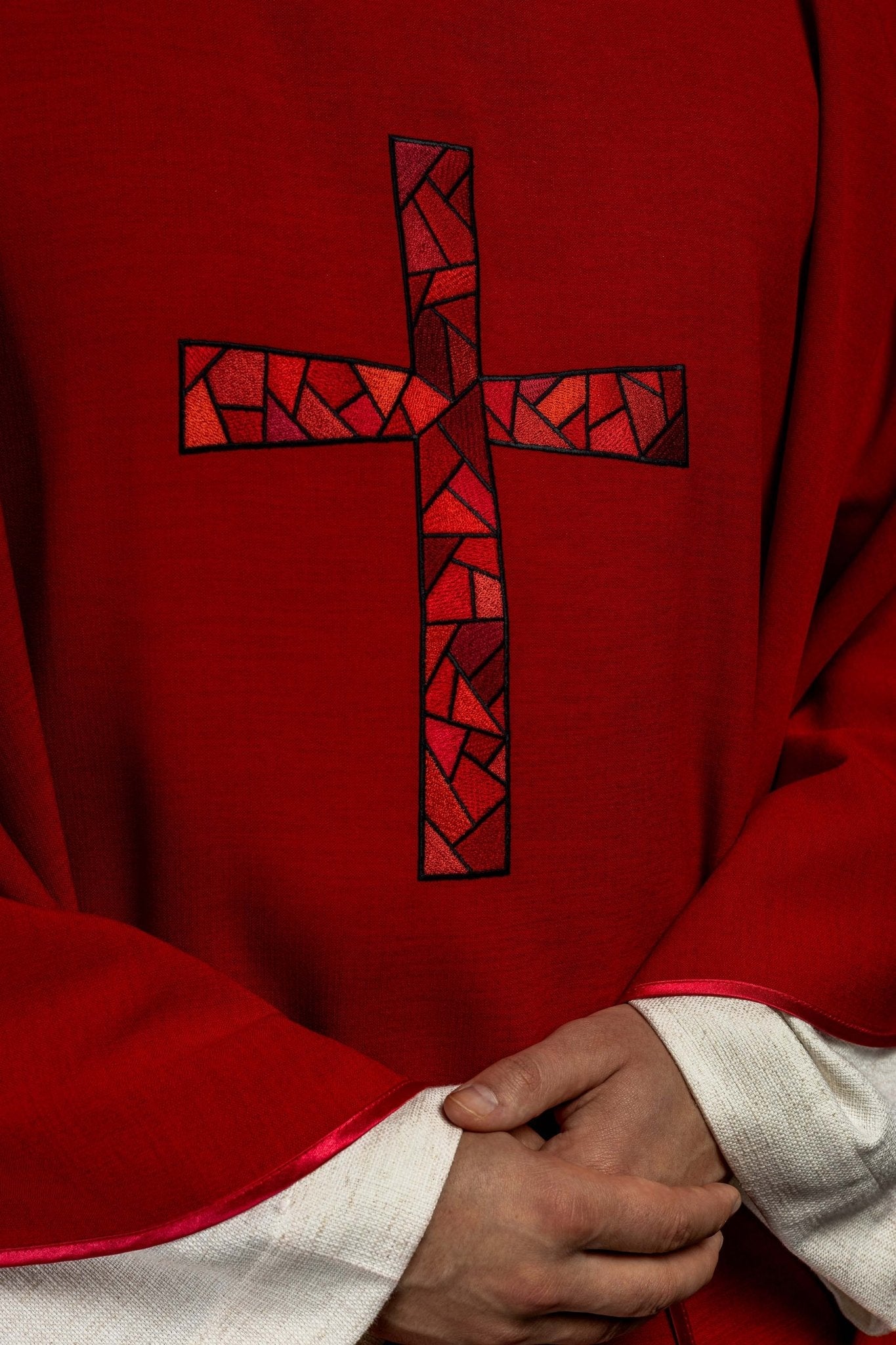 Casulla roja con bordado Cruz