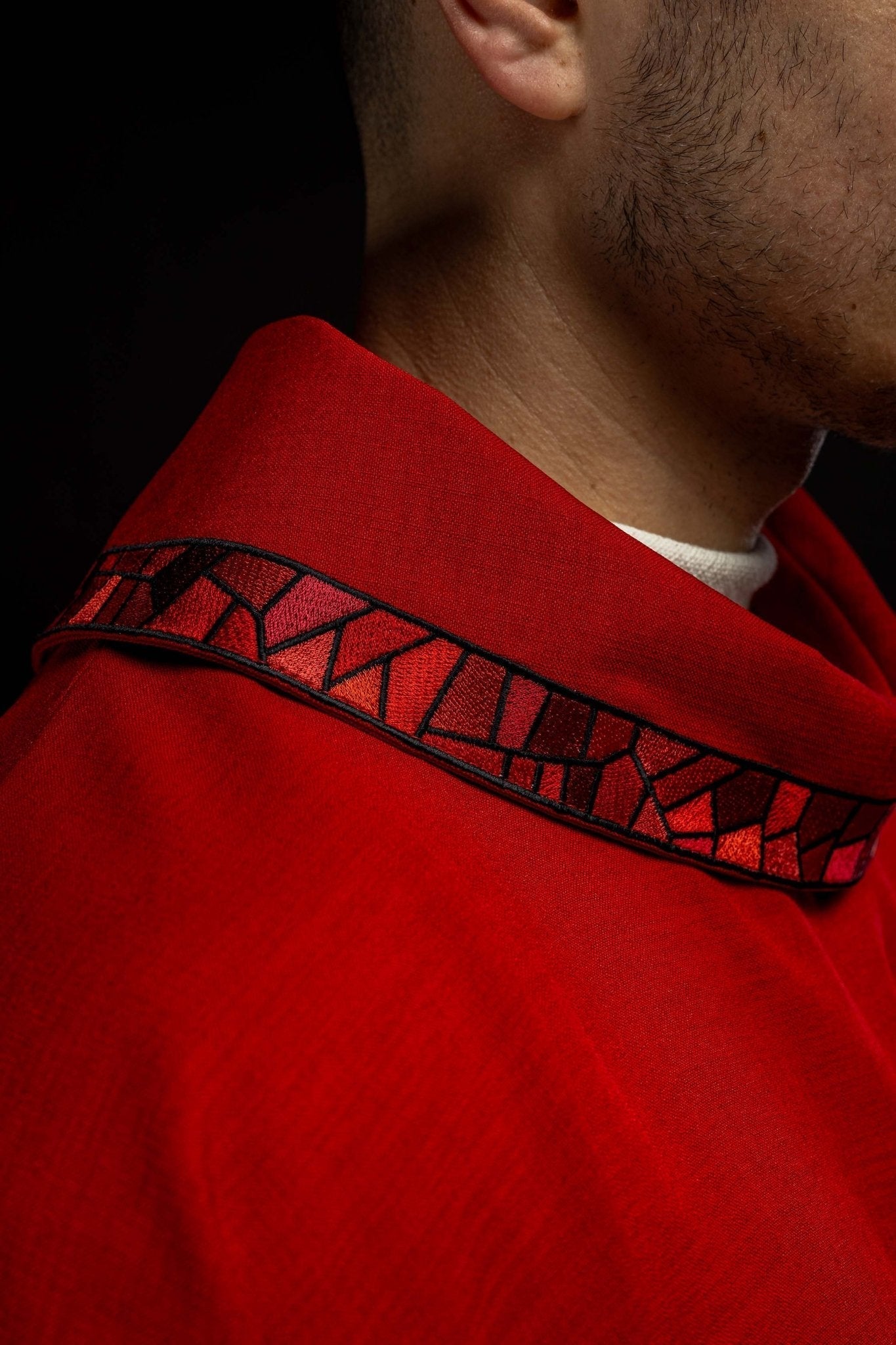 Casulla roja con bordado Cruz