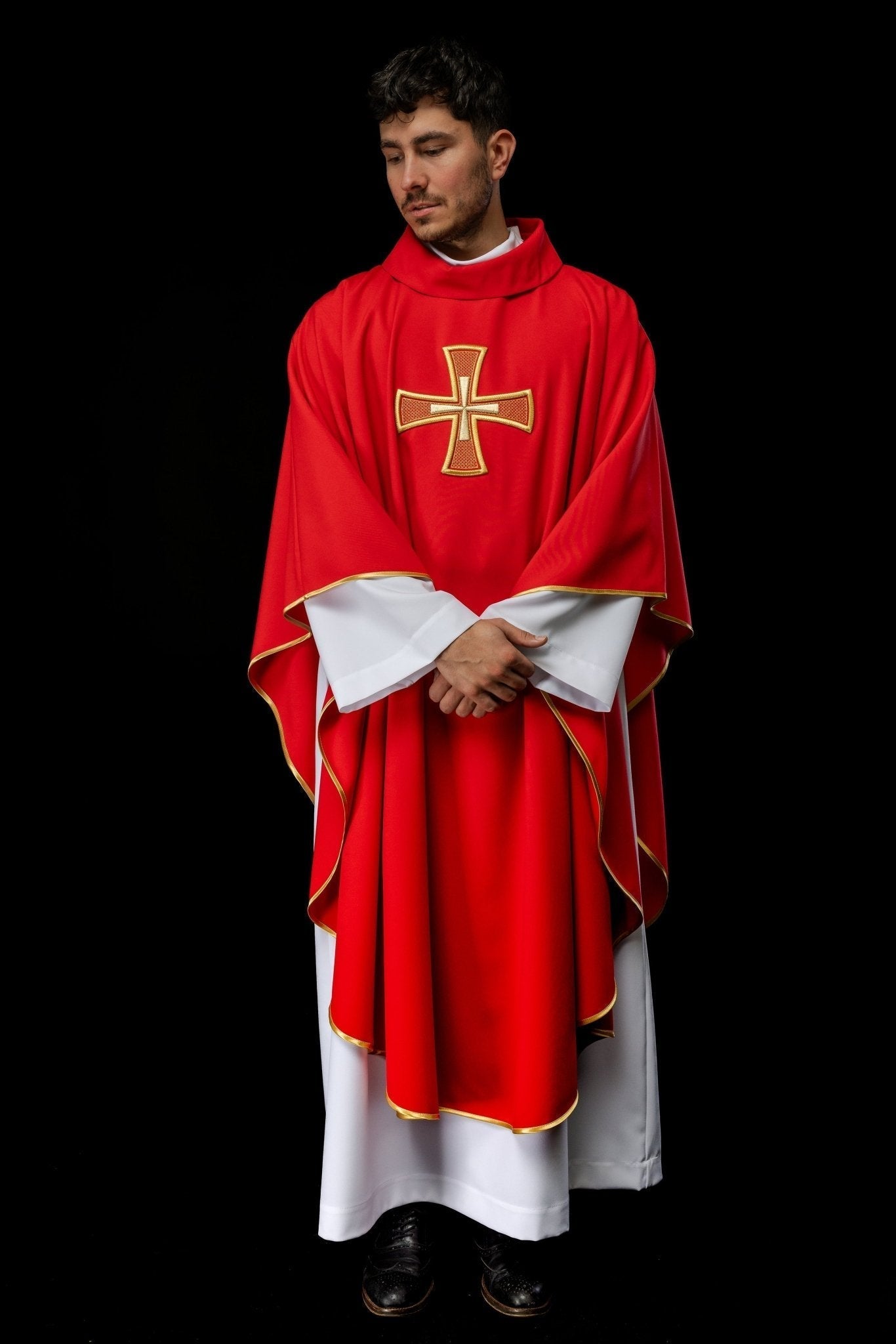 Casulla roja con bordado Cruz