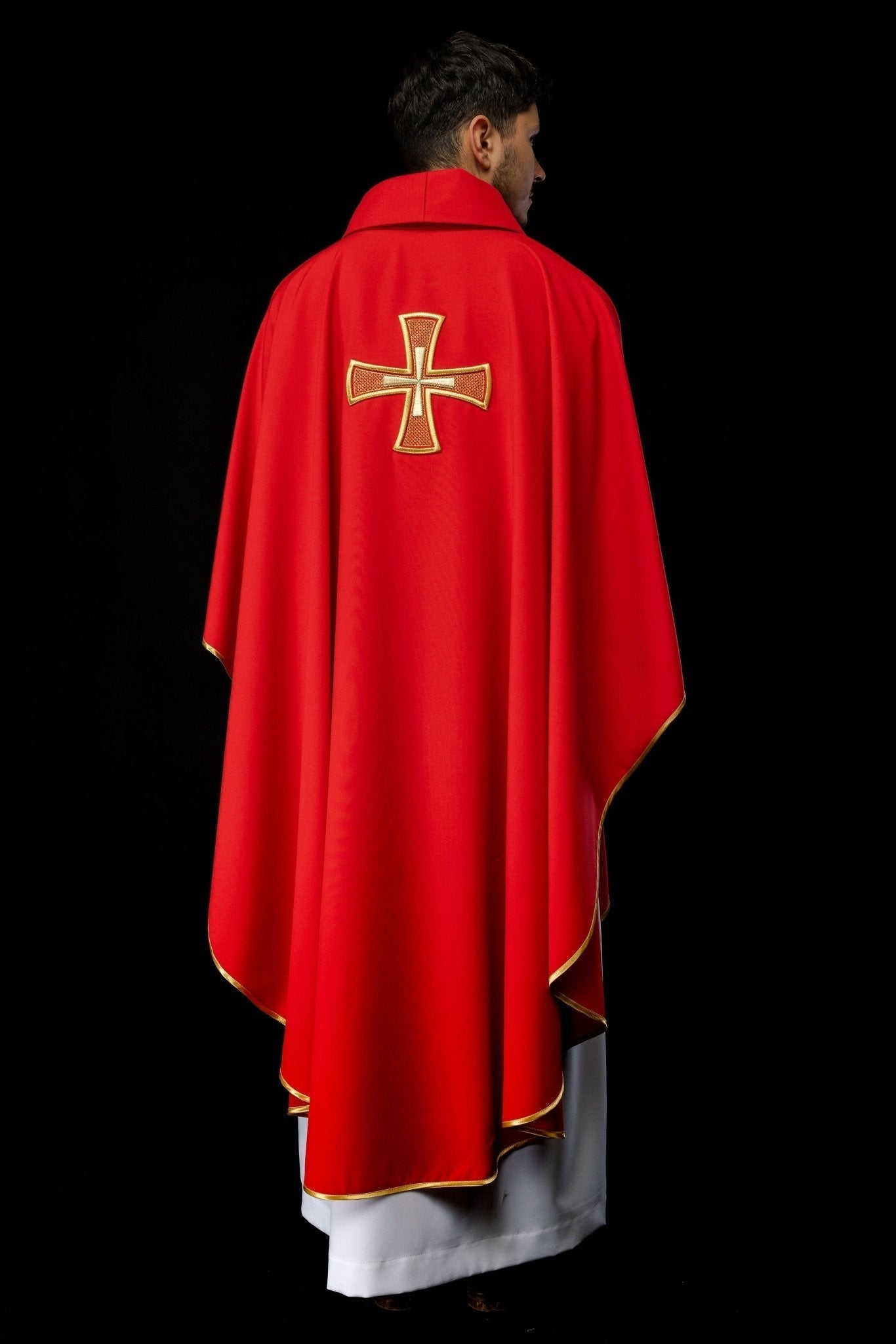 Casulla roja con bordado Cruz