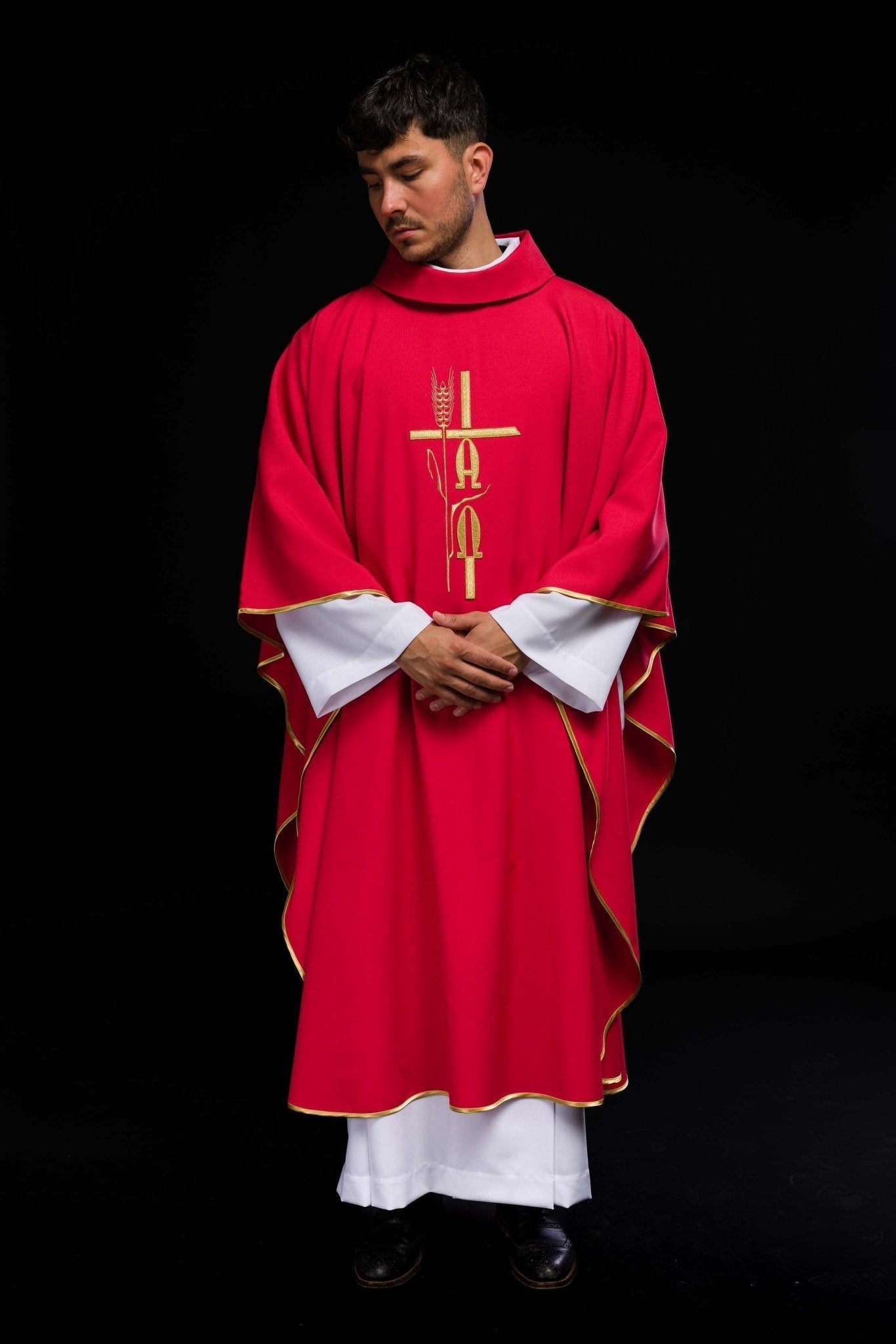 Casulla roja con bordado Cruz, Alfa y Omega