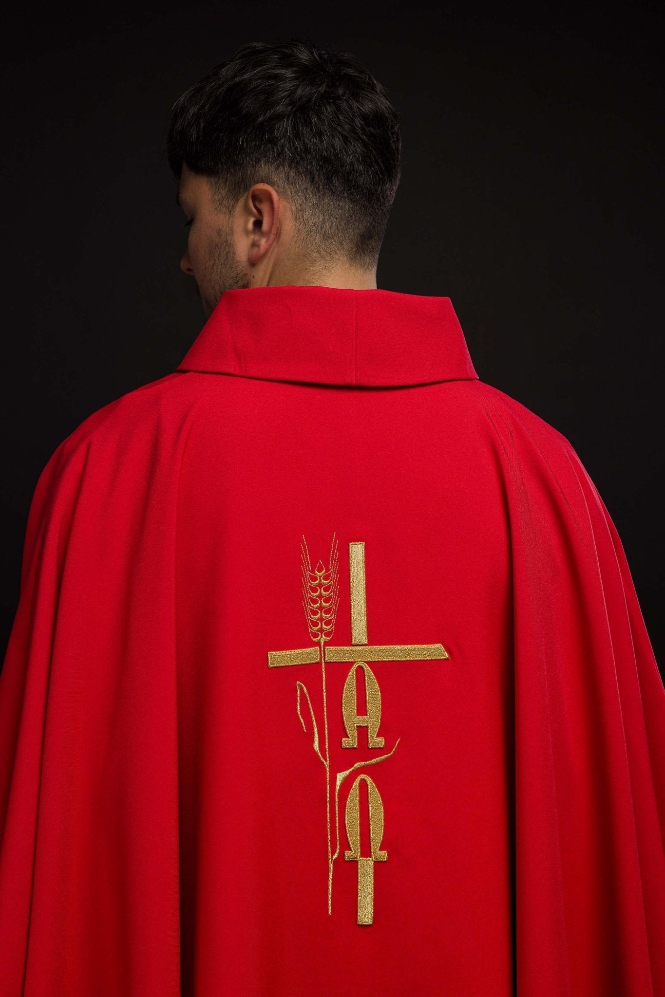 Casulla roja con bordado Cruz, Alfa y Omega