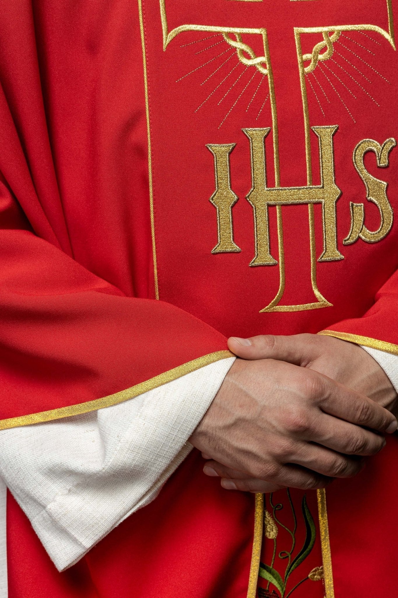 Casulla roja con bordado Cruz, IHS y hojas de vid
