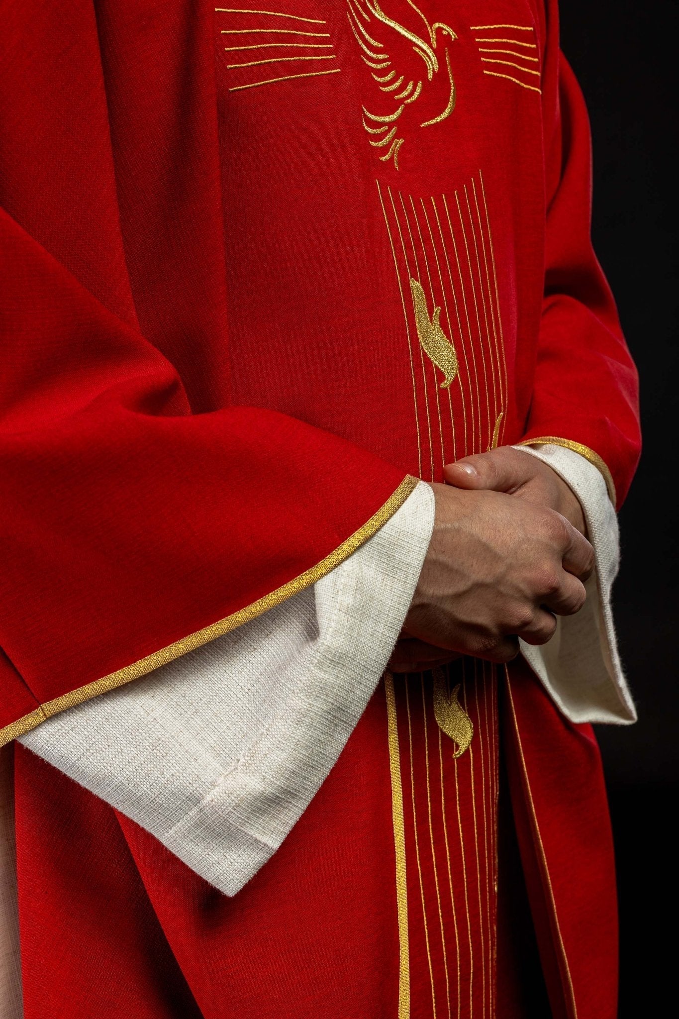 Casulla roja con bordado del Espíritu Santo