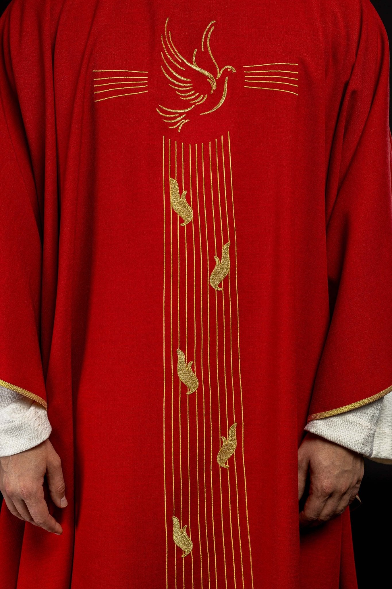 Casulla roja con bordado del Espíritu Santo