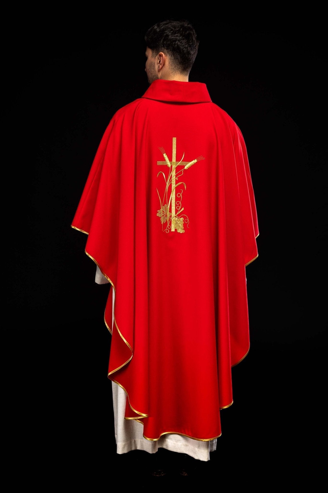 Casulla roja con bordado dorado Cruz