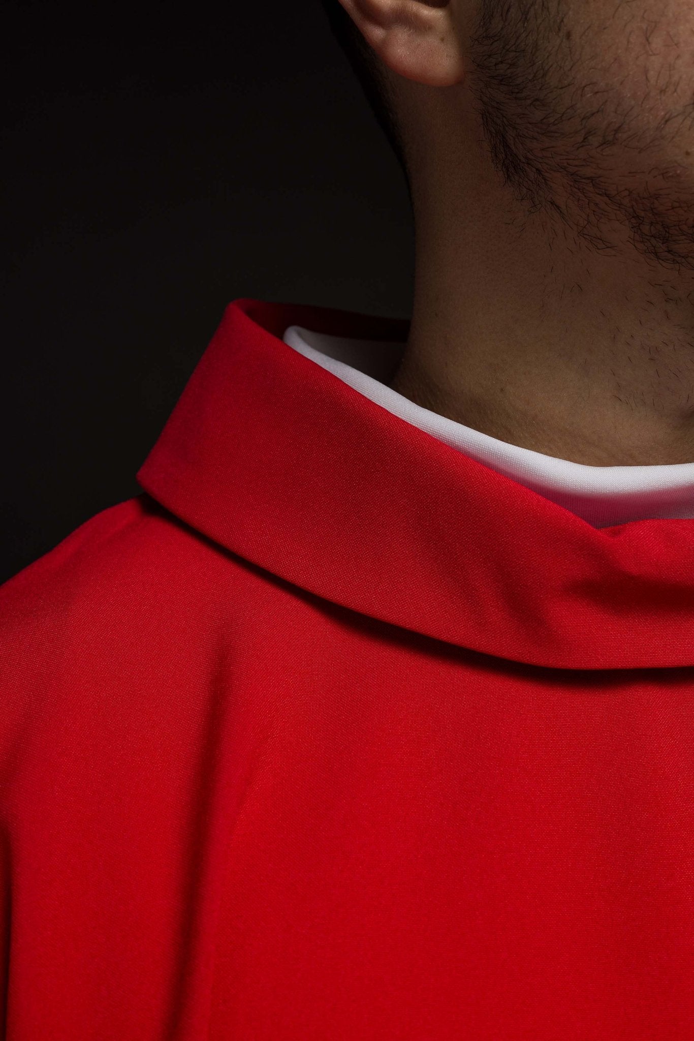 Casulla roja con bordado dorado Cruz