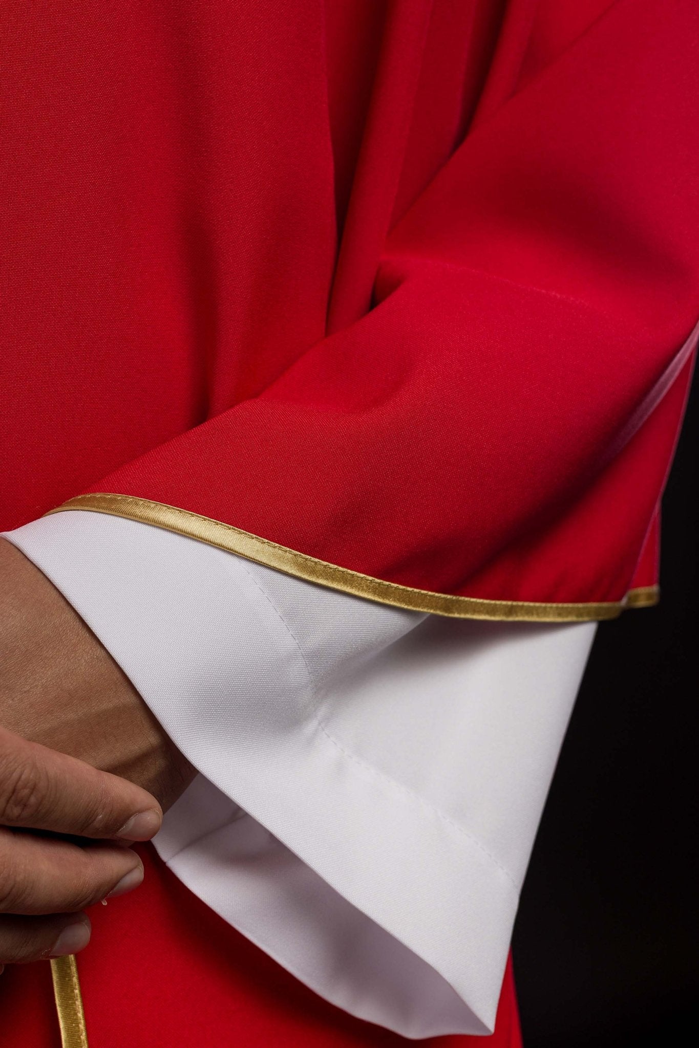 Casulla roja con bordado dorado Cruz