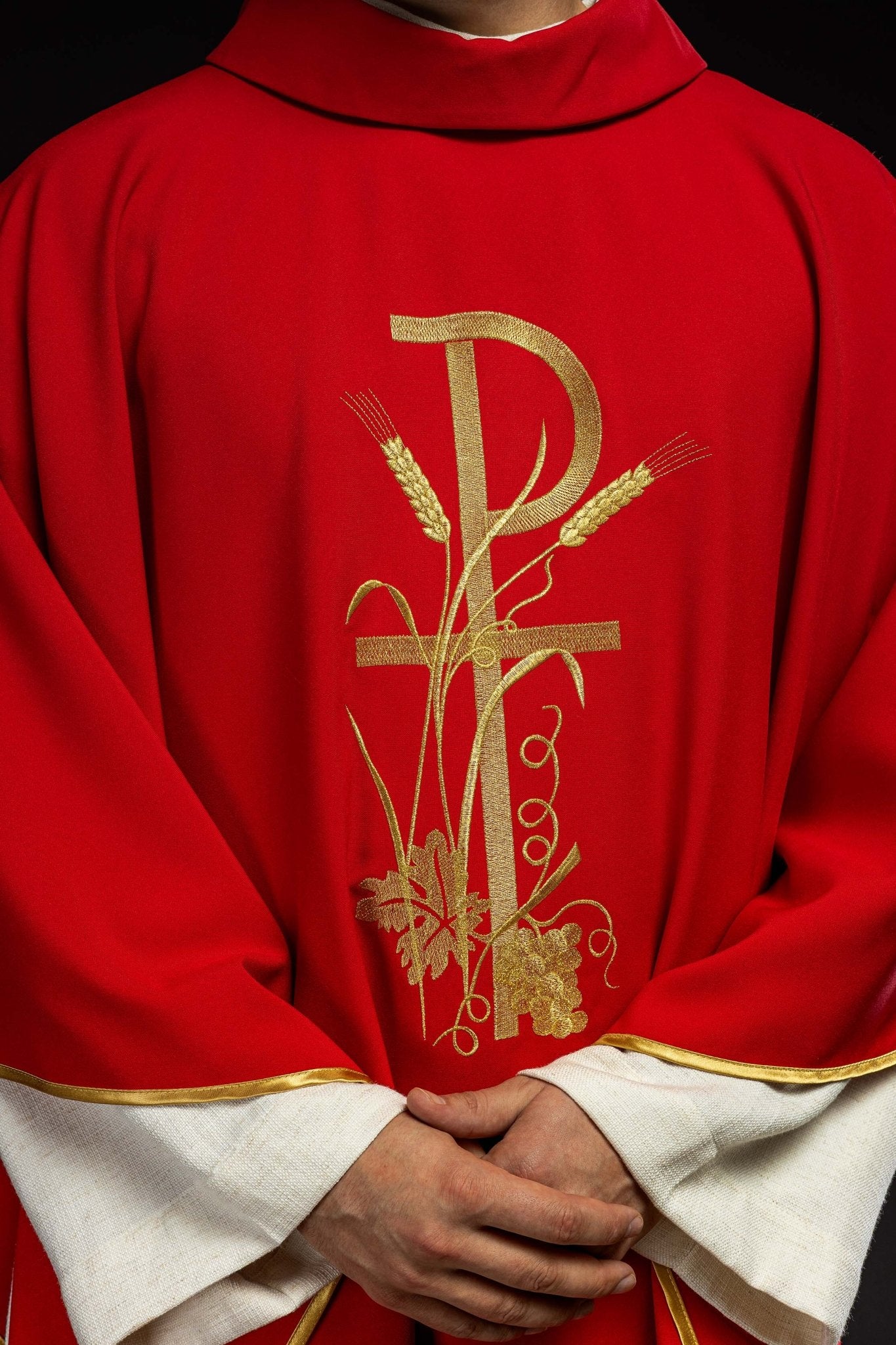 Casulla roja con bordado dorado Cruz