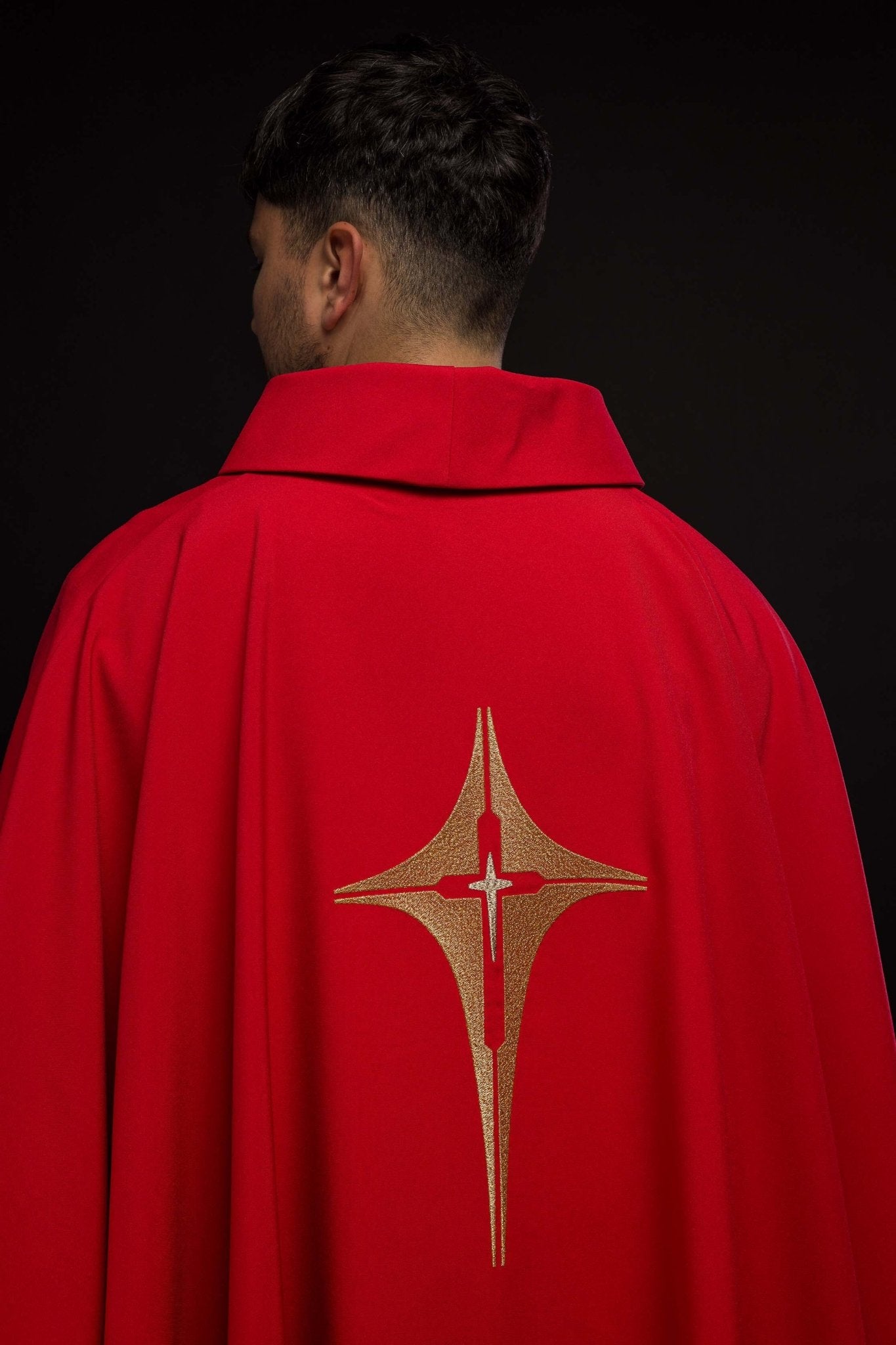 Casulla roja con bordado dorado Cruz