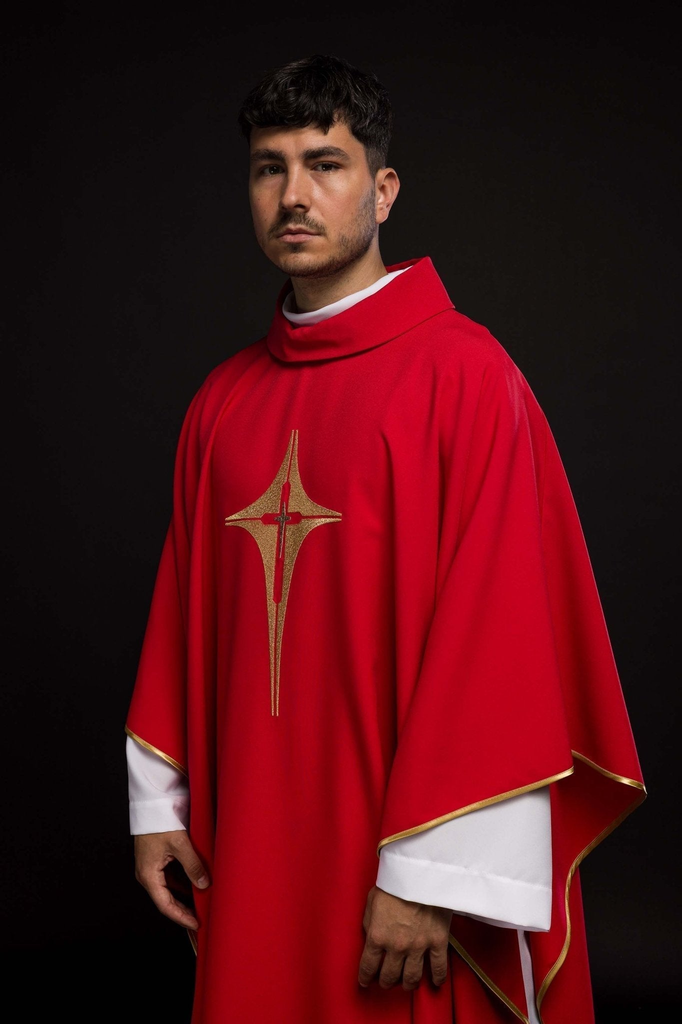 Casulla roja con bordado dorado Cruz