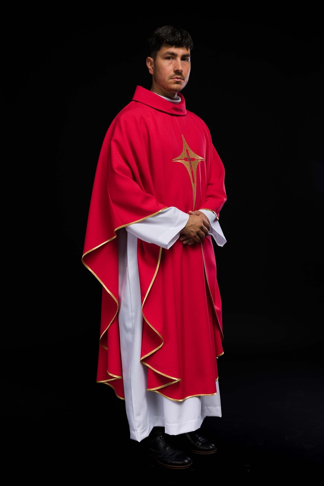 Casulla roja con bordado dorado Cruz