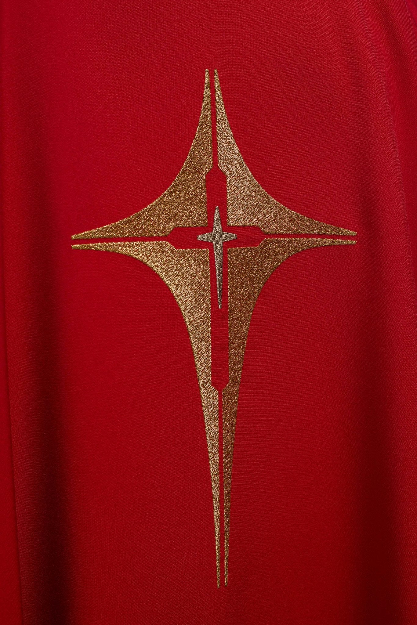 Casulla roja con bordado dorado Cruz