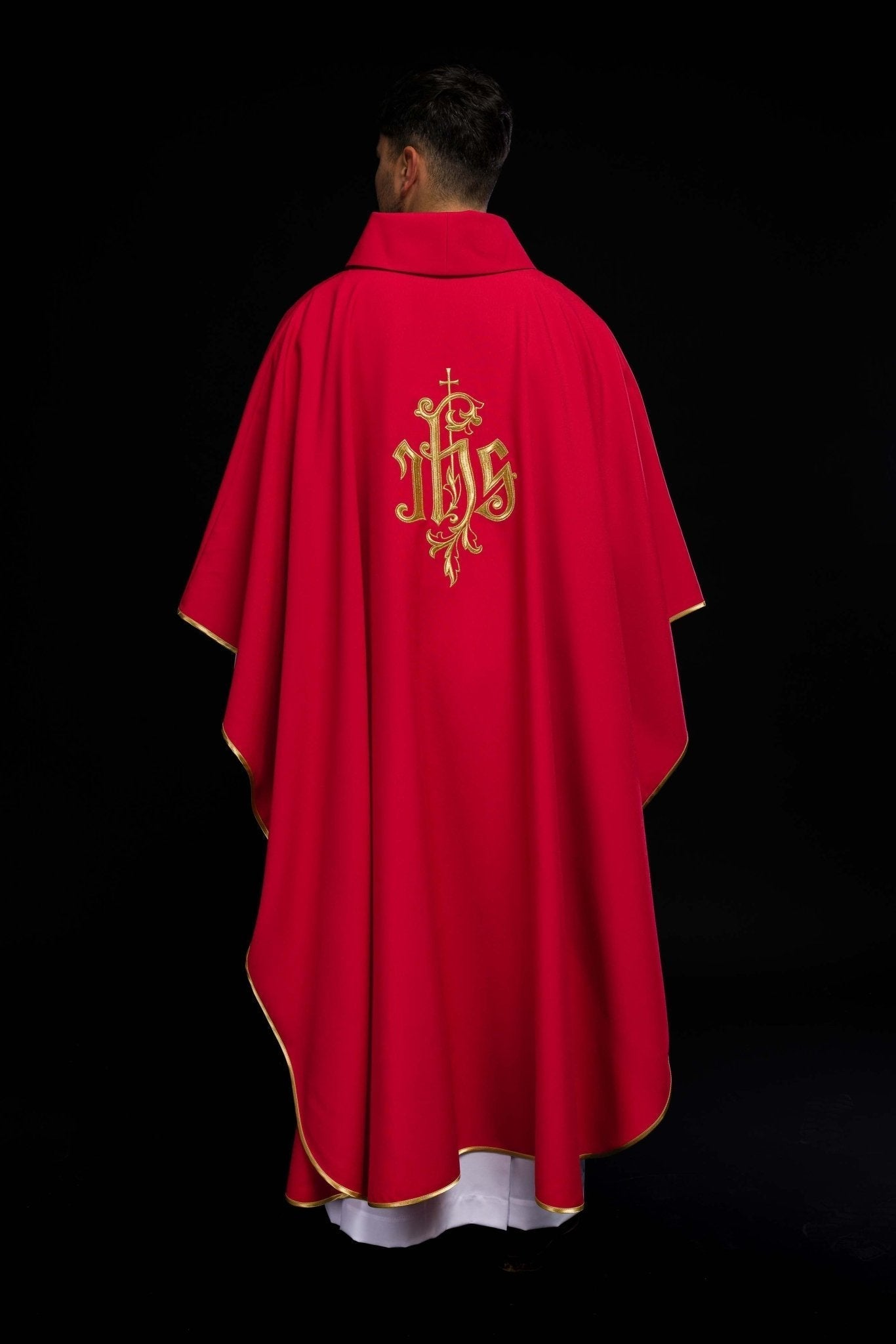 Casulla roja con bordado dorado IHS
