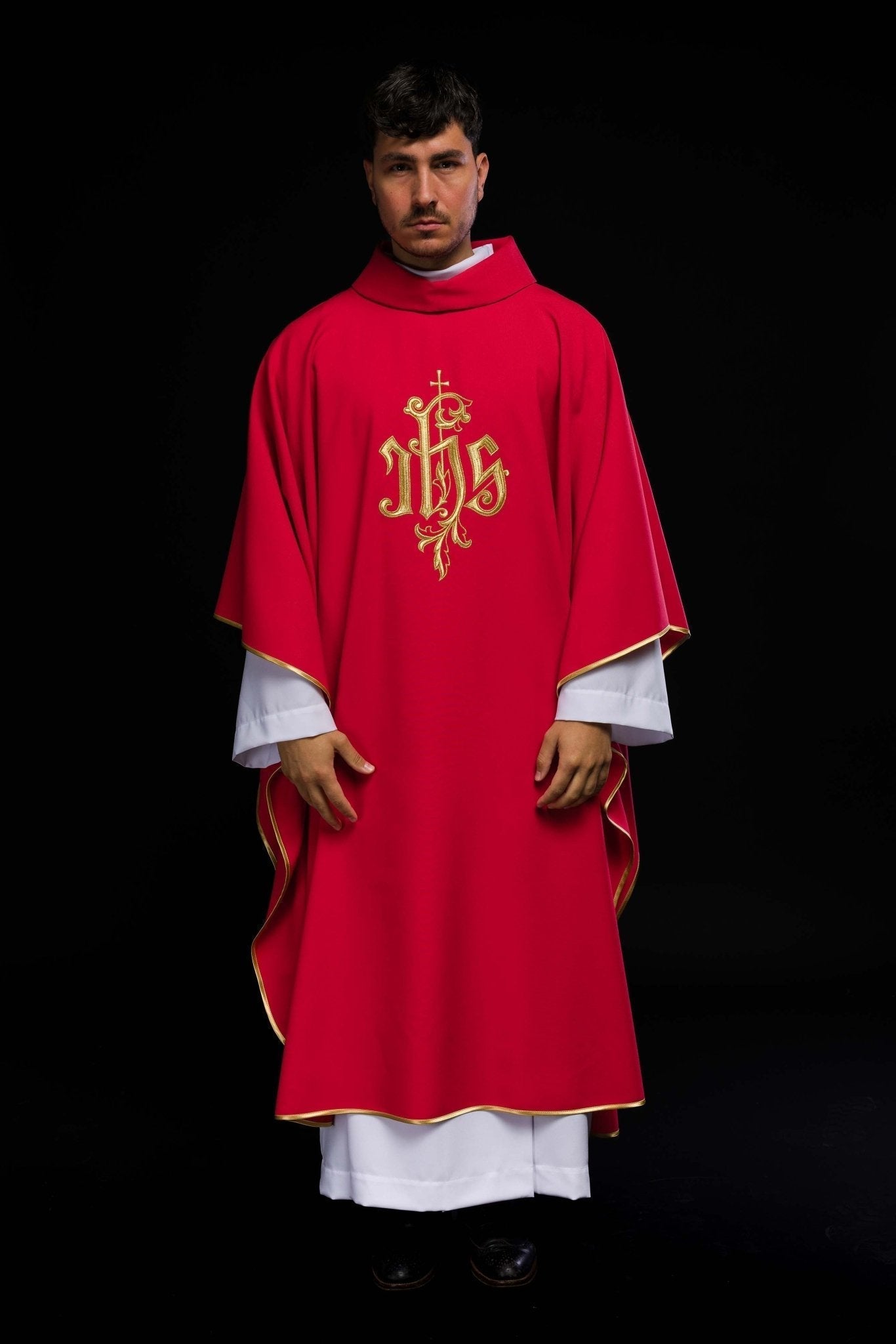 Casulla roja con bordado dorado IHS