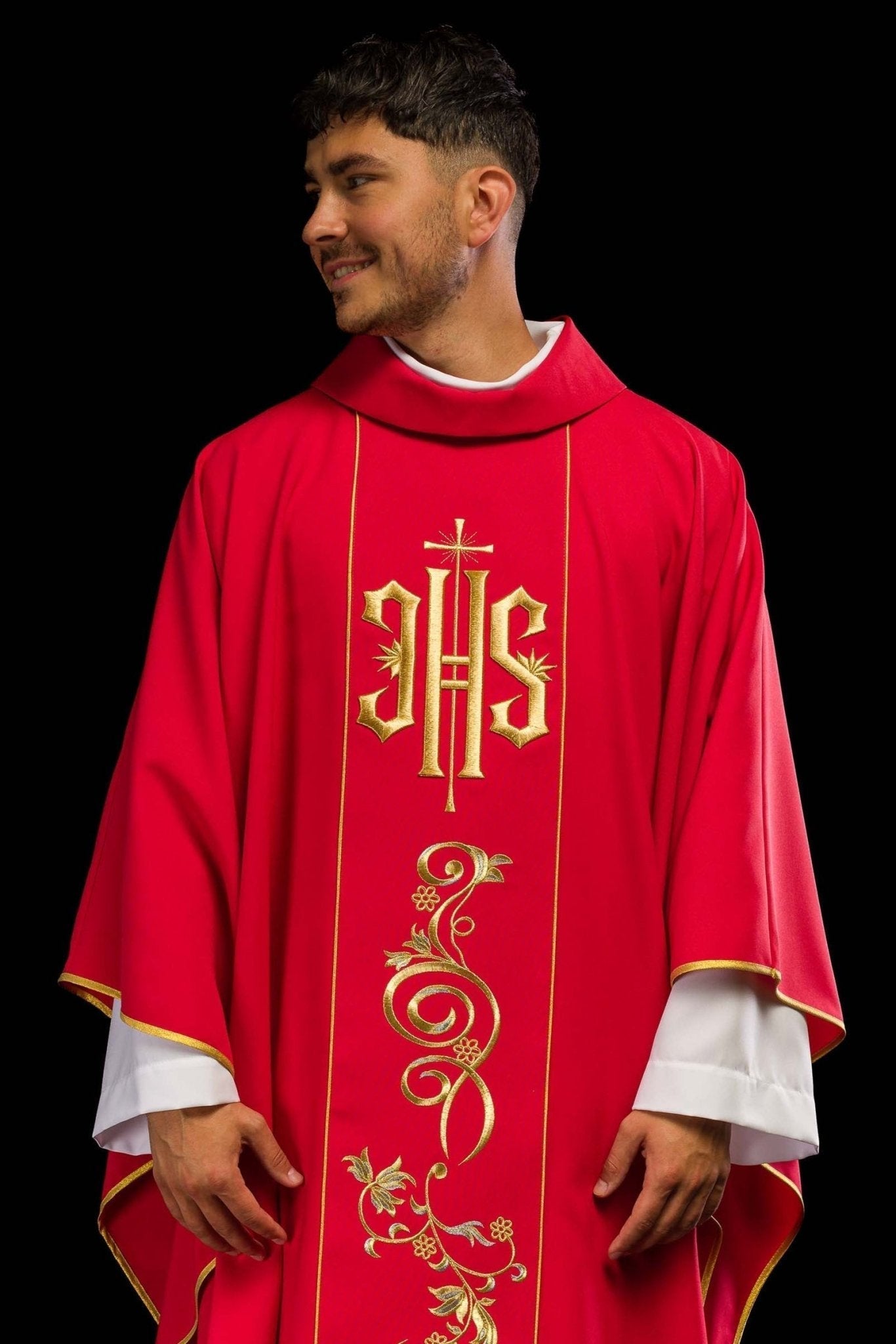 Casulla roja con bordado dorado IHS y adorno floral