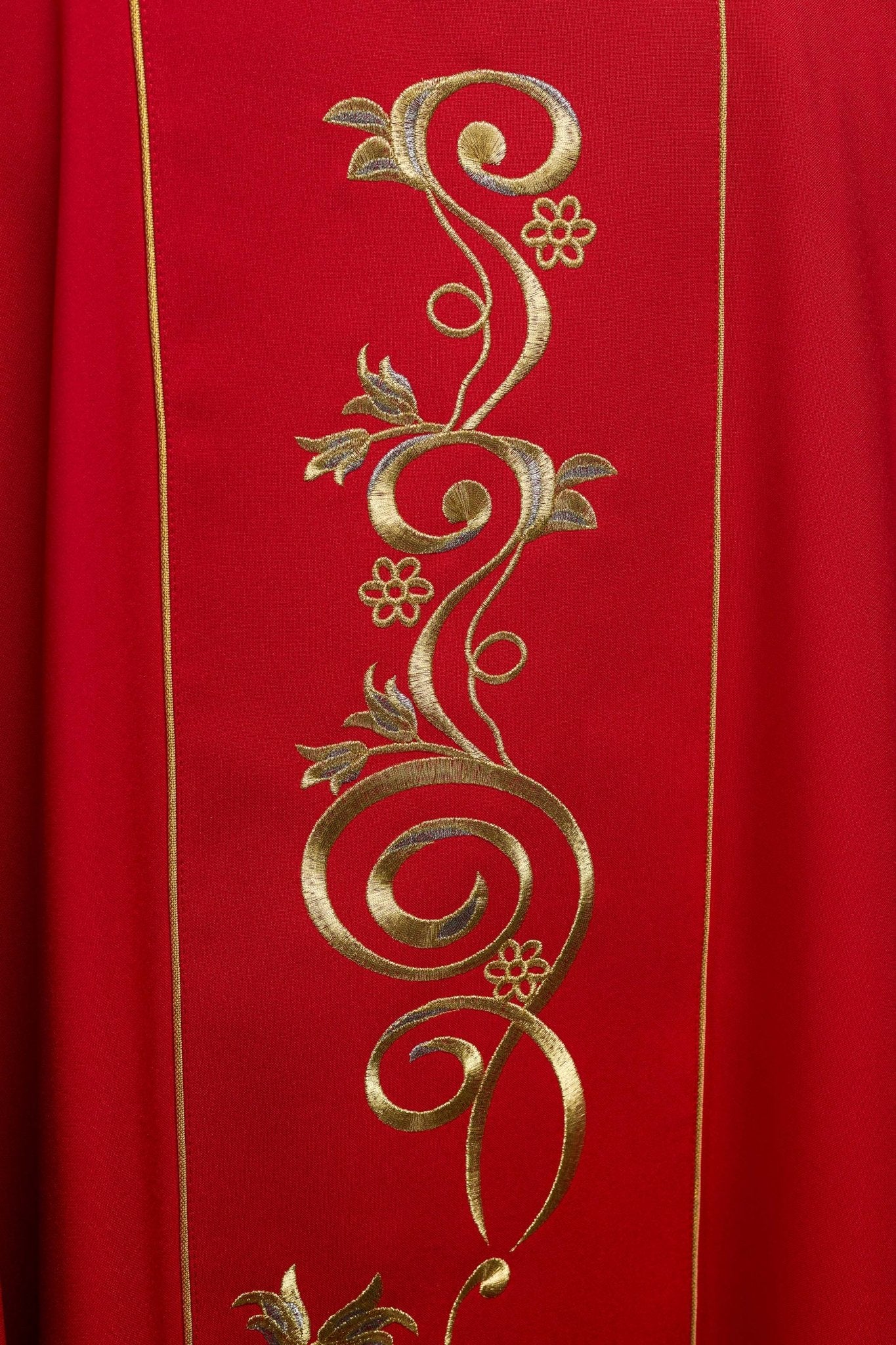 Casulla roja con bordado dorado IHS y adorno floral