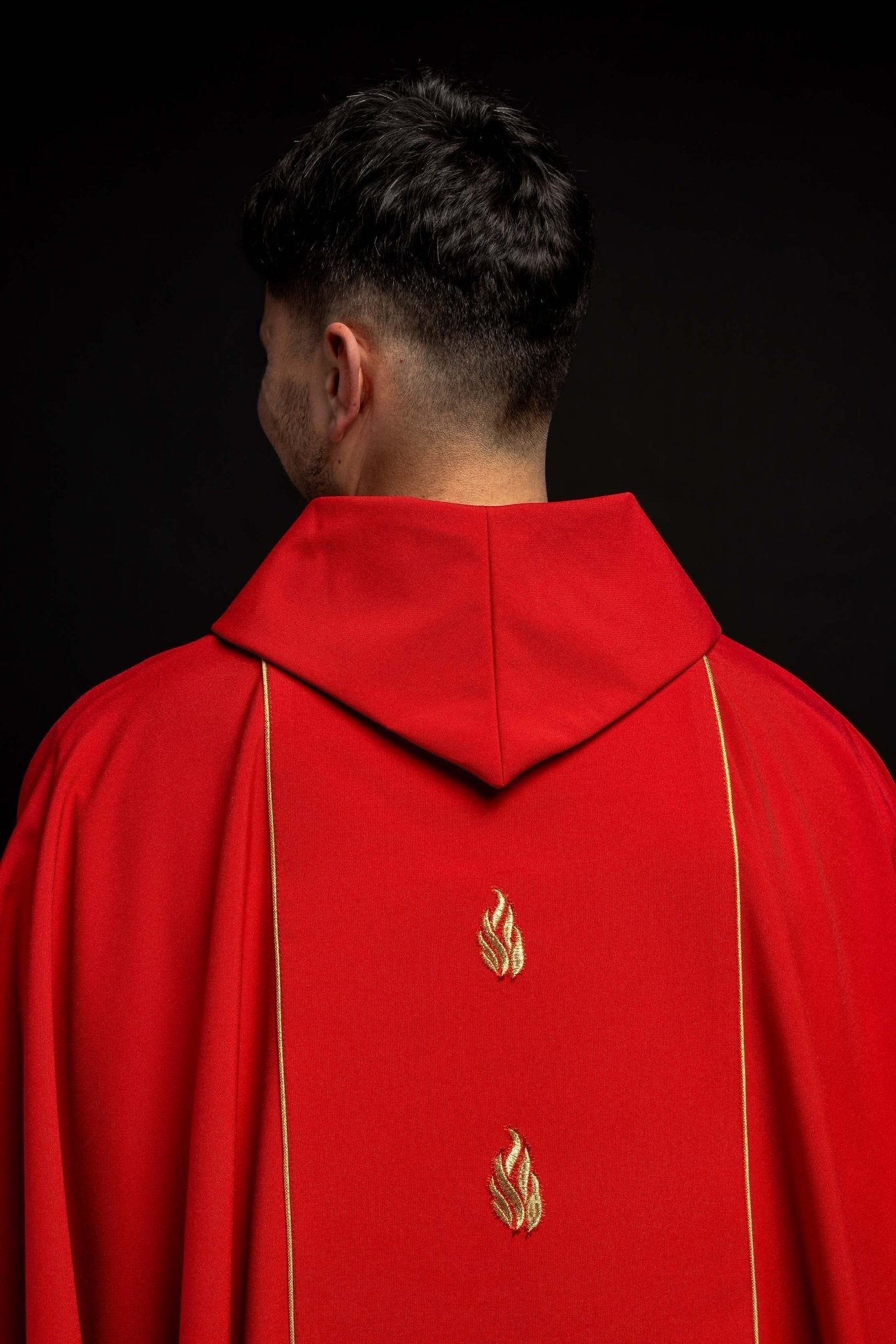 Casulla roja con bordado Espíritu Santo